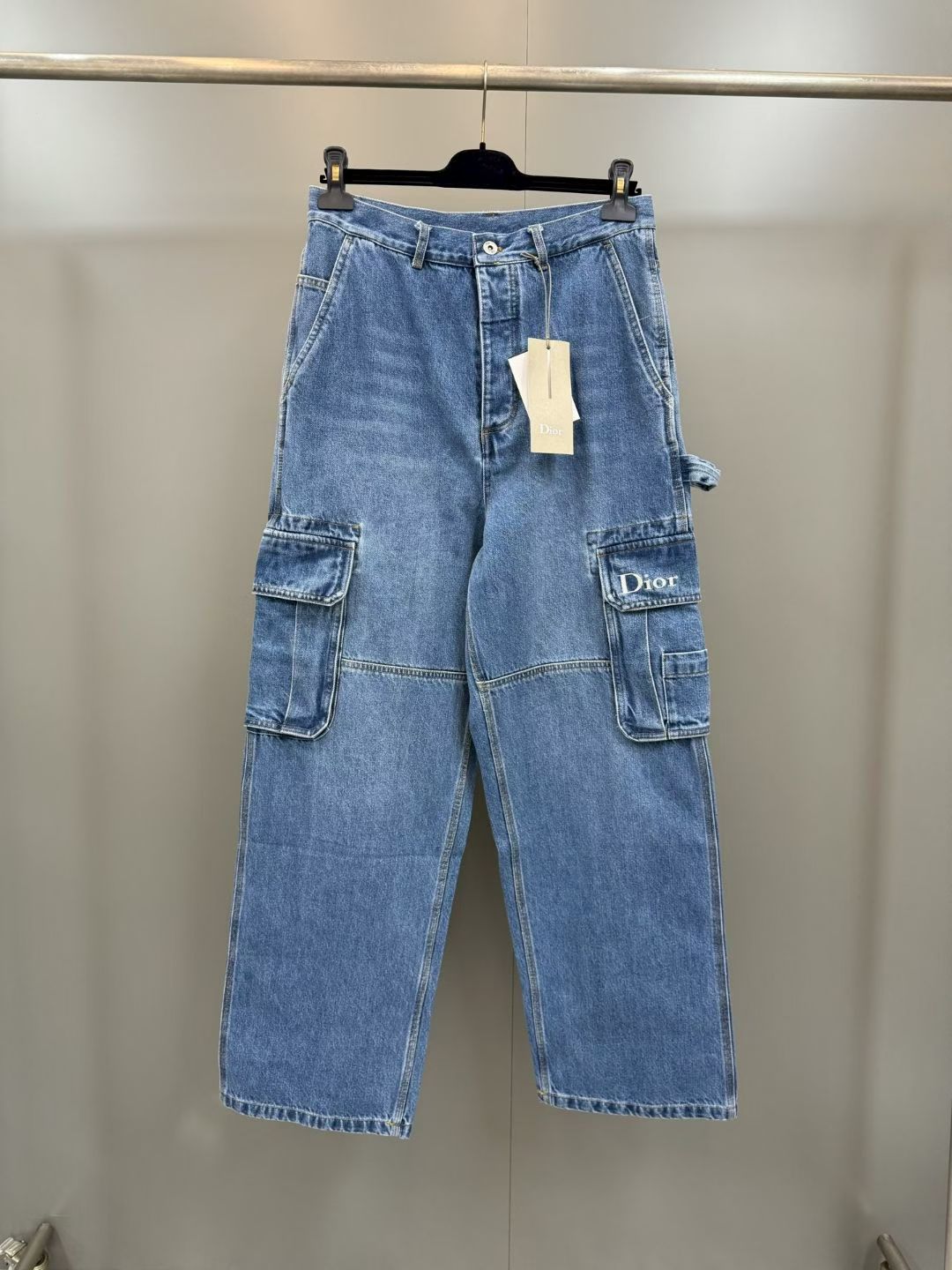 NO:778836,The high version of the DIOR 26 new work jeans pays homage to a classic piece of practical style. Crafted from blue cotton twill fabric, with work pockets on both sides of the legs and a Dior leather label. Can be worn with a hooded sweatshirt to create a casual look., Dior - Clothing, dior, dior, jeans, hats,19860909高版本 DIOR 26新款工装牛仔裤致敬实用风格的经典单品.采用蓝色棉质斜纹面料精心制作,裤腿两侧设有工装口袋,搭配一个 Dior 皮革标牌.可与连帽运动衫搭配穿着,打造休闲造型.,迪奥-服装,dior,dior,jeans,hats,,Women's clothing