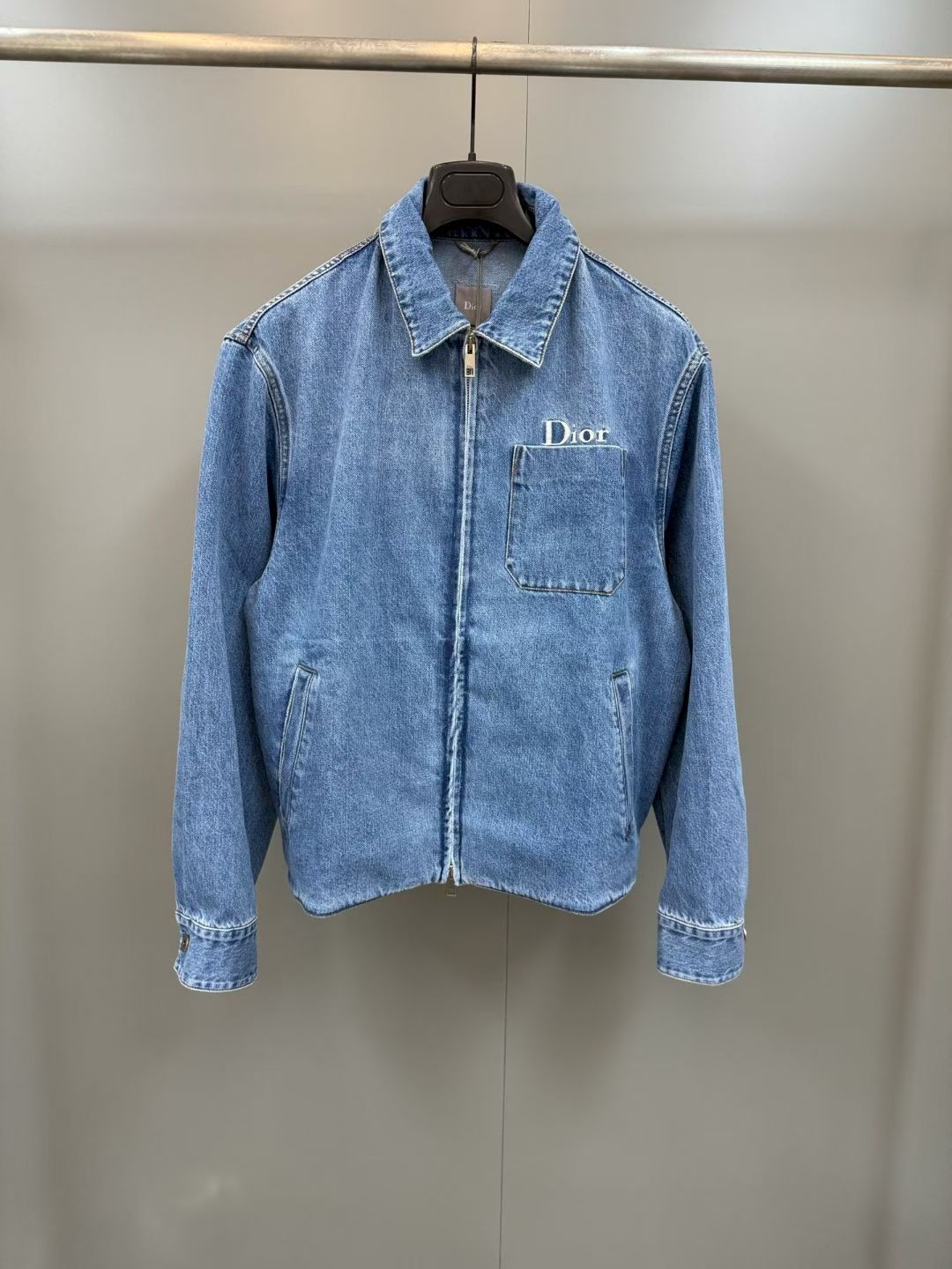 NO:778841,DIRO26's new zippered jacket is a new addition to the 2026 summer men's wear series, a new interpretation of a classic item. It is carefully made of blue cotton twill fabric, with chest patch pockets, partially covered with Dior embroidery, and decorated with Dior leather patches on the collar, making it unique. Zipper closure, loose cut, can be layered with T-shirts to create a casual look., Dior - Clothing, dior, dior, jackets & coats,19860909DIRO26新款拉链夹克是二零二六夏季男装系列新品,全新演绎经典单品.采用蓝色棉质斜纹面料精心制作,搭配胸前贴袋,局部遮盖着 Dior 刺绣,衣领上饰以 Dior 皮革补丁,别具一格.拉链开合,宽松剪裁,可与 T 恤叠搭,打造休闲的造型.,迪奥-服装,dior,dior,jackets & coats,,Women's clothing