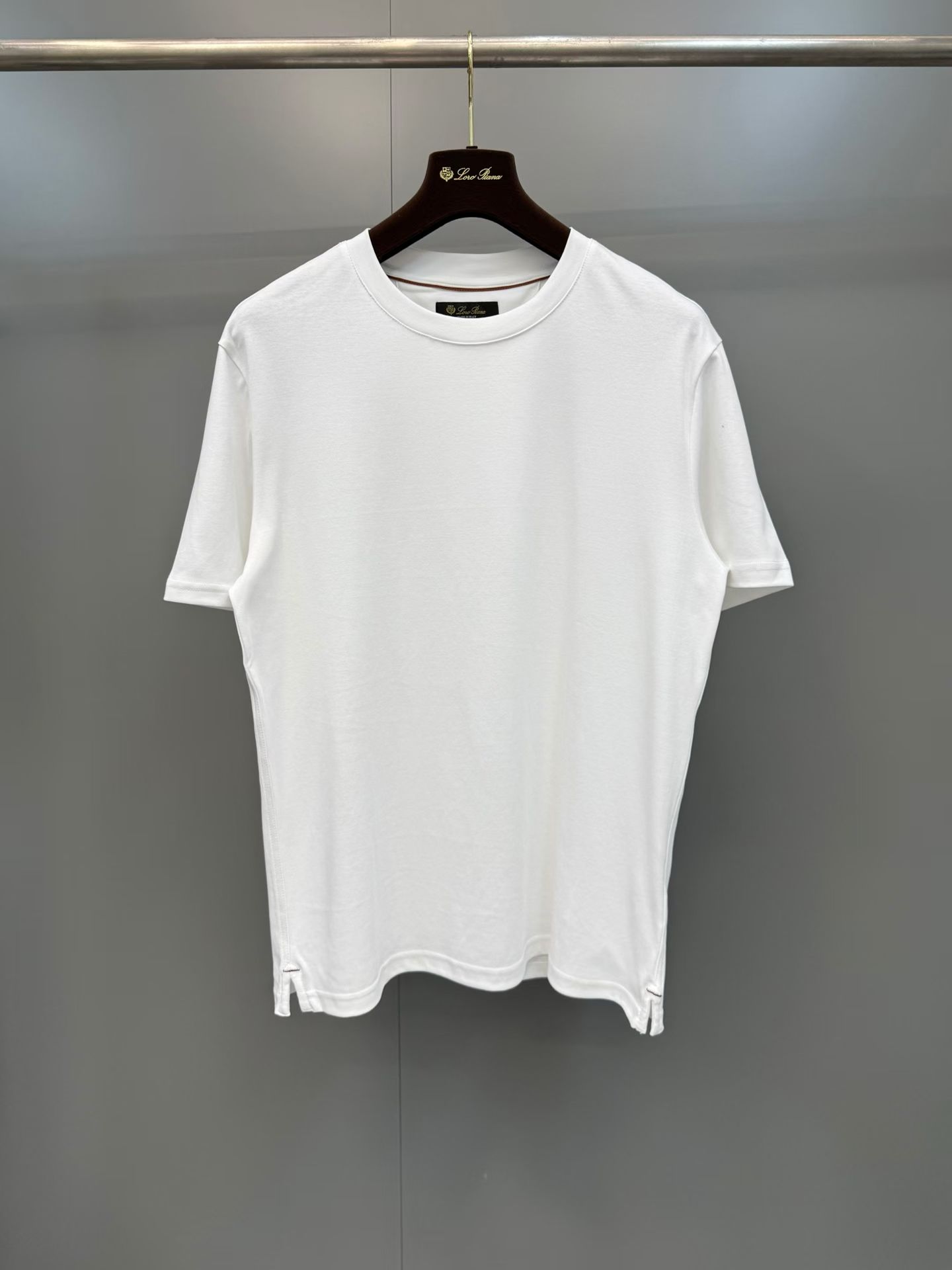 NO:820494,New LP retro river color Ray men's T-shirt. This short-sleeved T-shirt shows a casual and relaxed charm with the natural tones of the Ligurian coast of Italy. The T-shirt is made of very soft and lightweight cotton jersey fabric, with a simple and versatile design. It can be worn as a base layer, a jacket or a summer outerwear. The rear semicircle is decorated with the LP embroidered logo and the hem has slits on both sides. Fabric cotton, men's clothing, loro piana, jackets &  coats,T-shirt,tees,t-shirt,19860909新品LP复古河水色Ray男士T恤,这款短袖T恤以意大利利古里亚海岸的自然色调展现休闲放松的韵味,T恤采用十分柔软轻盈的棉质平纹针织面料制成,辅以简约百搭风格设计,可作为打底衫与夹克或夏季外衣搭穿, 后部半圆片饰有LP刺绣徽标底边两侧开衩.面料棉,男装,loro piana,jackets & coats,T-shirt,tees，t-shirt,,Women's clothing