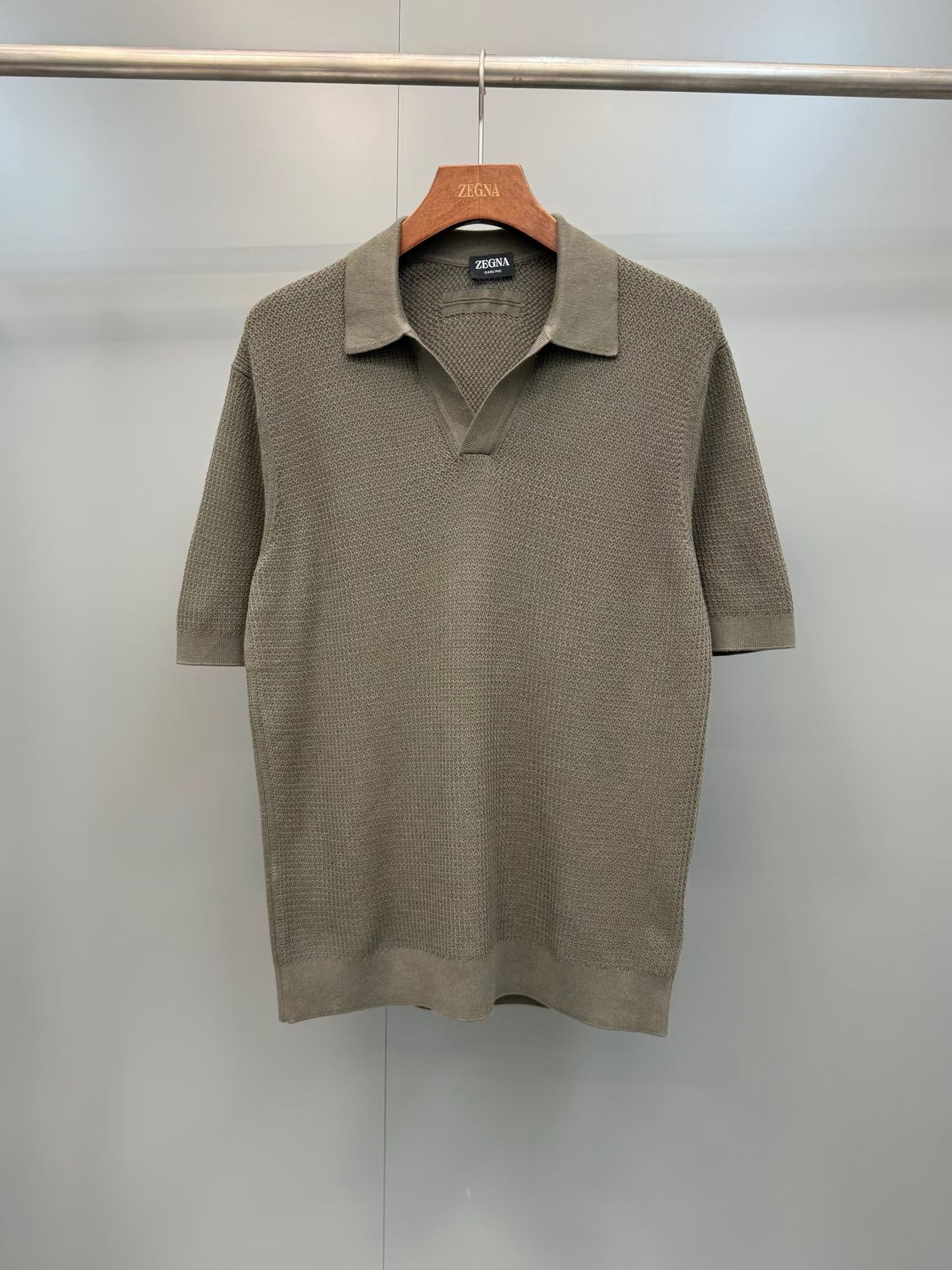 NO:820496,Ermenegildo Zegna's jacquard knitted Polo shirt is made of Ermenegildo Zegna's soft PremiumCotton cotton yarn, which injects a sophisticated atmosphere into casual classic clothing. Lilac purple is elegant and chic, abandoning the traditional button placket, and the appearance is more simple and modern. Cotton, the Premium used in this clothing  Cotton yarn is made from only long cotton fibers, which combines strength, softness and durability, and can give a gorgeous texture to daily looks. It can be hand washed. Do not bleach. Do not turn over to dry. Lay flat to dry. The maximum temperature of the iron soleplate is 110C.  Mild dry cleaning. Professional dry cleaning using hydrocarbon solvents (distillation temperature between 150C~210C, flash point 38C~70C). Turn inside out first, then wash and iron. Fit and product details, fitted fit jacquard stitch 14  Gauge Polo style open collar short sleeves, ribbed hem and cuffs, men's clothing, miumiu, zegna, T-shirt,19860909杰尼亚这款提花针织Polo衫选用杰尼亚柔软的PremiumCotton棉质纱线制成,为休闲经典服饰注入考究气息.丁香紫优雅别致,摒弃传统纽扣开襟,外观更为简洁现代.棉, 这款服装所用的Premium Cotton纱线仅甄选长棉纤维精制而成,兼具强韧度,柔软性和耐用性,能够为日常造型赋予华美质感.可手洗.不可漂白.不可翻转干燥.平摊晾干.熨斗底板最高温度110C.缓和干洗.使用碳氢化合物溶剂(蒸馏温度在150C~210C之间,闪点为38C~70C)的专业干洗.先将内里外翻,然后清洗并熨烫.版型和产品细节,合身版型提花针迹14 gauge Polo式开领短袖,罗纹下摆及袖口,男装,miumiu,zegna,T-shirt,,Women's clothing