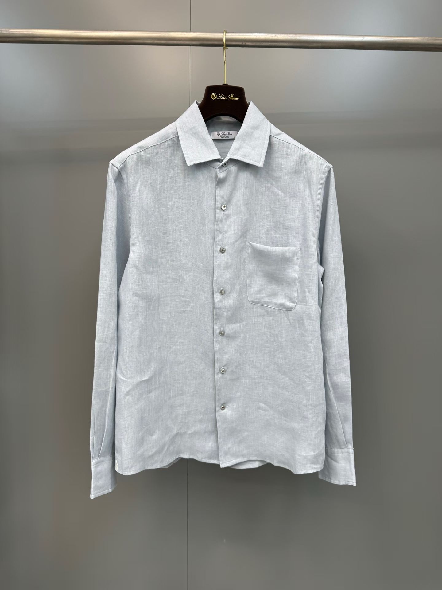 NO:820498,New LP  André shell blue men's linen shirt, LP's outstanding André shirt has a lapel design that can be worn open as an outerwear, allowing you to create a unique temperament. This brand's iconic shirt is specially made of linen fabric in this spring and summer series, with a soft and soft exterior.  The appearance reveals a refreshing sense of wear, and the special treatment makes the fabric softer, smoother, more drapey and less prone to wrinkles. A rare treasure for men who pursue elegance and leisure, with pockets on the chest, decorative pleats on the back, four-eye mother-of-pearl buttons, LP  Logo side seam trim. Fabric: linen, men's, loro piana, shirts,19860909新品LP André贝壳蓝色男士亚麻衬衫,LP卓尔不群的André衬衫为翻领设计,可以敞开着当外衣穿,让您打造与众不同的气质,这款品牌标志性衬衫在此春夏系列特别采用亚麻面料制作,松柔外观中透出清爽的穿着感,特别处理使面料更加柔软、顺滑,更富垂坠感且不易起皱.为追求高雅、休闲兼蓄的男士献上一件百不一遇的珍品,胸前设有口袋,背部装饰褶裥,四眼珍珠母贝纽扣,LP 徽标侧缝饰件.面料:亚麻,男装,loro piana,shirts,,Women's clothing