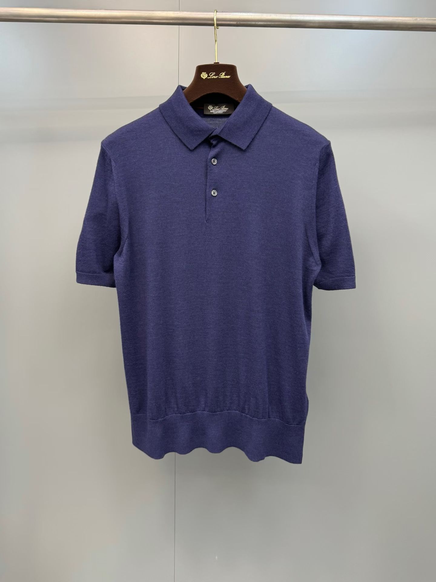 NO:820500,LP This polo shirt is made of The Gift of Kings wool knitted fabric. The Gift of KingsR is Loro Piana's selection of high-quality wool. This Polo shirt has a classic cut and is an elegant item in the wardrobe of high-class people. The Gift of KingsR wool is the result of Loro Piana's search for high-quality raw materials around the world. This wool is obtained from Merino sheep in Australia and New Zealand, which is the highest quality fine wool on the market. Shirt-style collar three buttons Fabric wool This garment is made of very fine The Gift of KingsR  Kings finely crafted from merino wool., men's clothing, loro piana, loro piana, shirts,19860909LP这款Polo衫采用The Gift of Kings羊毛针织面料制成.The Gift of KingsR是Loro Piana精选优质羊毛.这款Polo衫剪裁经典,是高品位人士衣橱中一款雅致单品. The Gift of KingsR羊毛是Loro Piana遍寻全球优质原材料的成果.这种羊毛取自澳大利亚和新西兰的美利奴羊,是市面上品质上乘的精细羊毛.衬衫式衣领三粒纽扣 面料羊毛 这款服装采用非常精细的The Giftof Kings美利奴羊毛精工细制而成.,男装,loro piana,loro piana,shirts,,Women's clothing