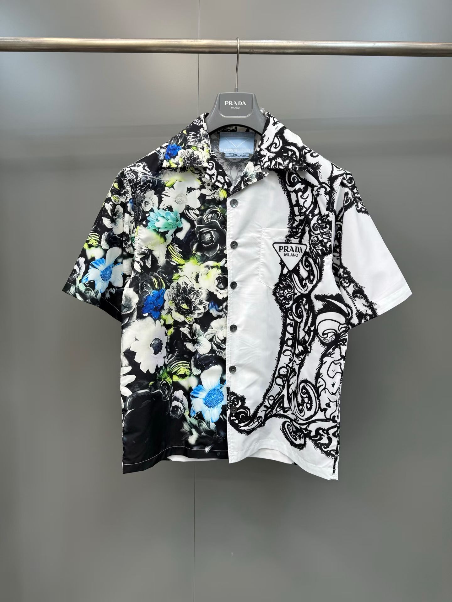NO:820492,Pjia 26SS new short-sleeved shirt description  Bowling collar shirt combines a sporty attitude with vintage inspiration in a sophisticated and alluring design. This style is made of fine silk with an oversized silhouette, a modern floral pattern adds dynamism to the style and is embellished with mother-of-pearl buttons.19860909P家26SS新款短袖衬衫 说明 保龄球领衬衫结合了运动的态度和复古的灵感,设计精致诱人.这款款式由精致丝绸制成,具有超大轮廓,现代花卉图案为这款款式增添了活力,并以珍珠母纽扣装饰,织物三角形标志以概念性的方式重新解释,增加了其简单而标志性的触摸,印花丝绸,超大尺寸,经典胸袋,直下摆,珍珠母扣,面料三角标志在前面,对比装饰.,普拉达-服装,prada,shirts,T-shirt,,Women's clothing