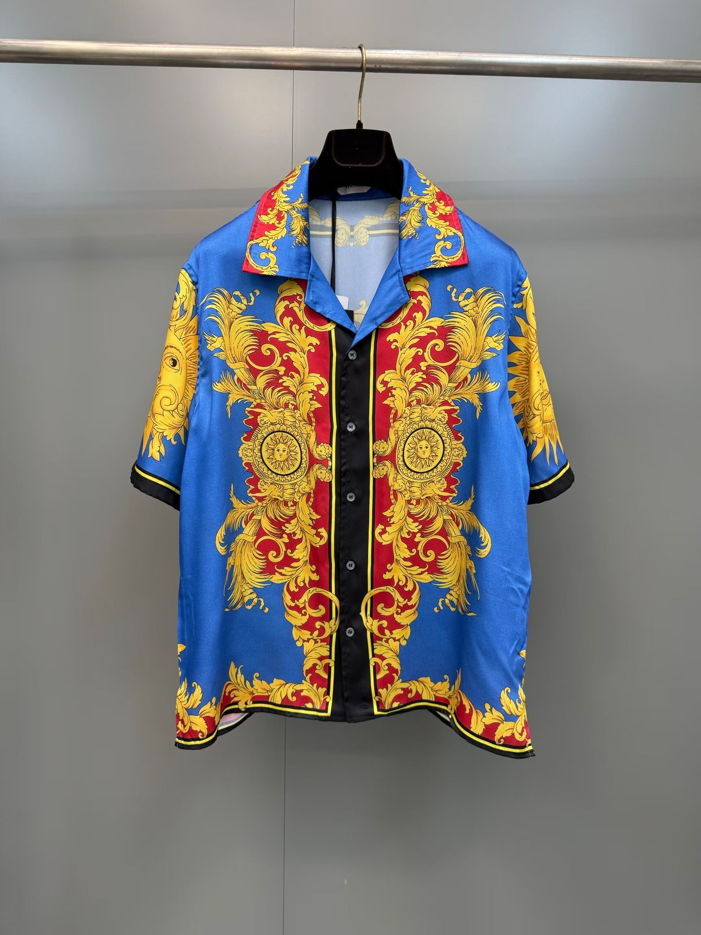 NO:820507,Versace 26's latest technical silk twill short-sleeved shirt, decorated with 'The Sun' print, reinterprets Baroque and golden patterns, highlighting the emotional theme pattern in the center, presenting the mythical incarnations of Helios, Thor and Ra. 'The Sun' print. Versace Logo label. Short sleeves. Notched collar, front button closure, fabric technical silk!  ,Versace-clothing,versace,versace,shirts,T-shirt,real silk,19860909范思哲26最新款科技真丝斜纹短袖衬衫,饰有'The Sun'印花,重新演绎巴洛克与金色纹饰,烘托出中央饱含情感的主题图案,呈现神话中的赫利俄斯,索尔与拉神的形象化身. 'The Sun'印花.Versace Logo标签.短袖.平驳领,正面纽扣闭合,面料科技真丝！,范思哲-服装,versace,versace,shirts,T-shirt,real silk,,Women's clothing
