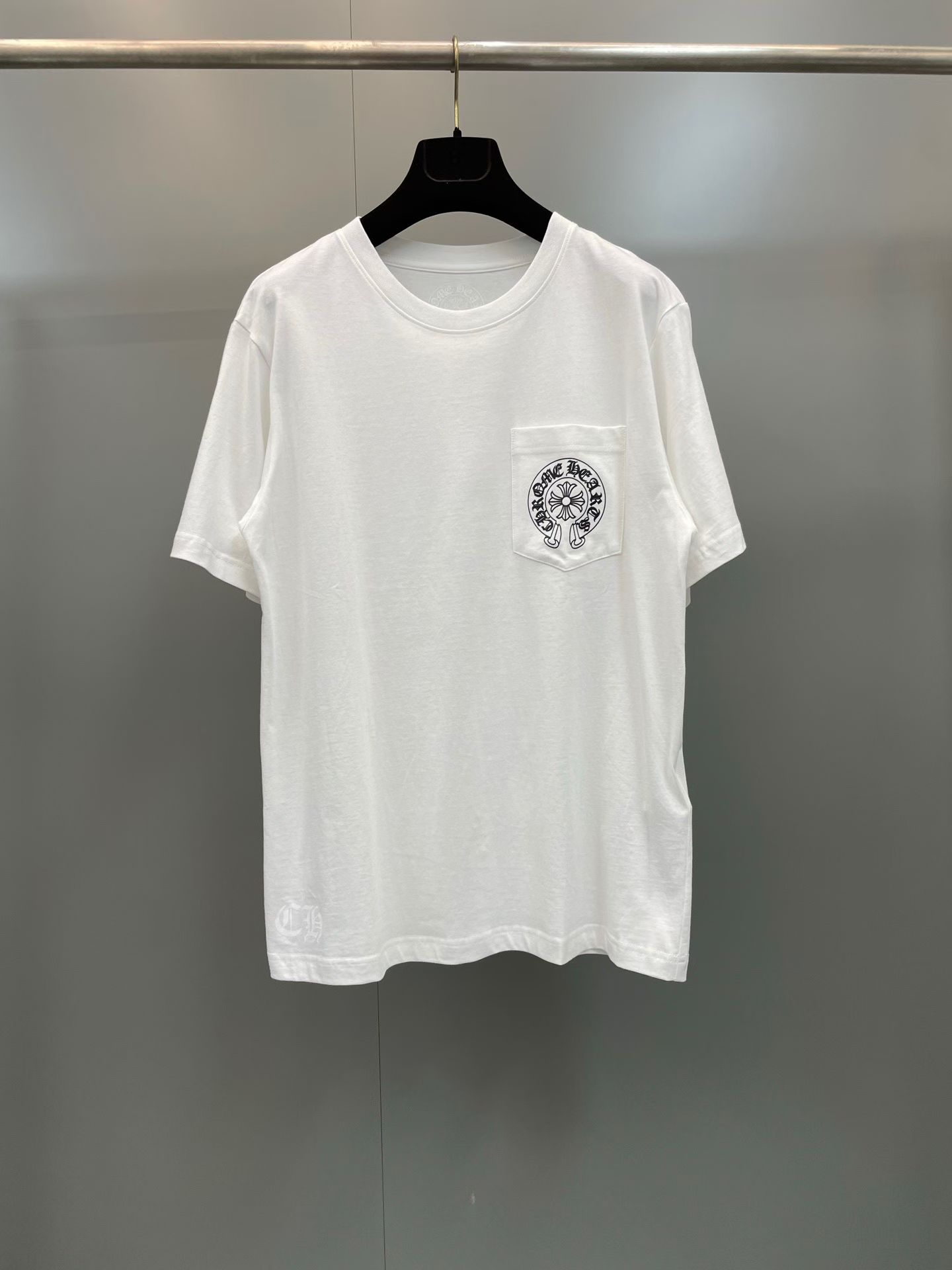 NO:825994,CH 26ss pocket horseshoe print short sleeves  The original version is purchased and developed. The raw material is high-count double yarn cotton, with a weight of 280g. The fabric is treated with pre-wash water to achieve a soft and skin-friendly touch. At the same time, it avoids shrinkage and fading problems from the root, and maintains a crisp shape after long-term wear.  The body adopts seamless cylindrical weaving technology, and there are no stitching seams on the sides, so there is no sense of restraint when wearing it. The shoulders are classic dropped shoulders, with a loose body shape, suitable for all kinds of body shapes. The white totem print on the left chest pocket is imported.  The eco-friendly slurry is produced through a high-precision screen printing process. The printing has clear layers and saturated colors, and it is not easy to crack or fall off after repeated washing. The neckline adopts a double-needle reinforced edge design, with a customized threaded collar, which is durable and not easily deformed. The overall wiring follows luxury craft standards, with even and fine stitches. Every detail shows ingenuity. Customized hardware and accessories are complete with three labels, restoring the classic texture of the brand. The overall wiring is straight and delicate, the fabric is comfortable and soft, and the colors are consistent and without color difference.  Can be matched with the same style to create a fashionable look and control various occasions. Customized accessories, complete with three labels, same style for men and women. Sizes S-XL, chrome hearts-clothing, chrome hearts, T-shirt,19860909CH 26ss口袋马蹄印花短袖 原版购入开发,高支双纱全棉为原料,克重达到280g,面料经预洗水工艺处理,实现柔软亲肤的触感同时,从根源避免缩水、褪色问题,久穿依旧保持版型挺括.衣身采用无缝圆筒织造技术,侧边无拼接缝线,穿着时无束缚感,肩部为经典落肩剪裁,搭配宽松的衣身版型,适配各类身形.左胸口袋处的白色色图腾印花,选用进口环保浆料,通过高精度丝网印工艺制作,印花层次分明、色彩饱和,反复洗涤也不易开裂脱落.领口采用双针加固包边设计,搭配定制螺纹领圈,耐穿不易变形,整体走线遵循奢侈品工艺标准,针脚均匀细密,每一处细节都彰显匠心,定制五金辅料与三标齐全,还原品牌经典质感.整体走线平直细腻,面料舒适柔软,颜色一致无色差 能与同款搭配营造时尚造型,驾驭各种场合,定制辅料,三标齐全,男女同款.S-XL码,克罗心-服装,chrome hearts,T-shirt,,Women's clothing