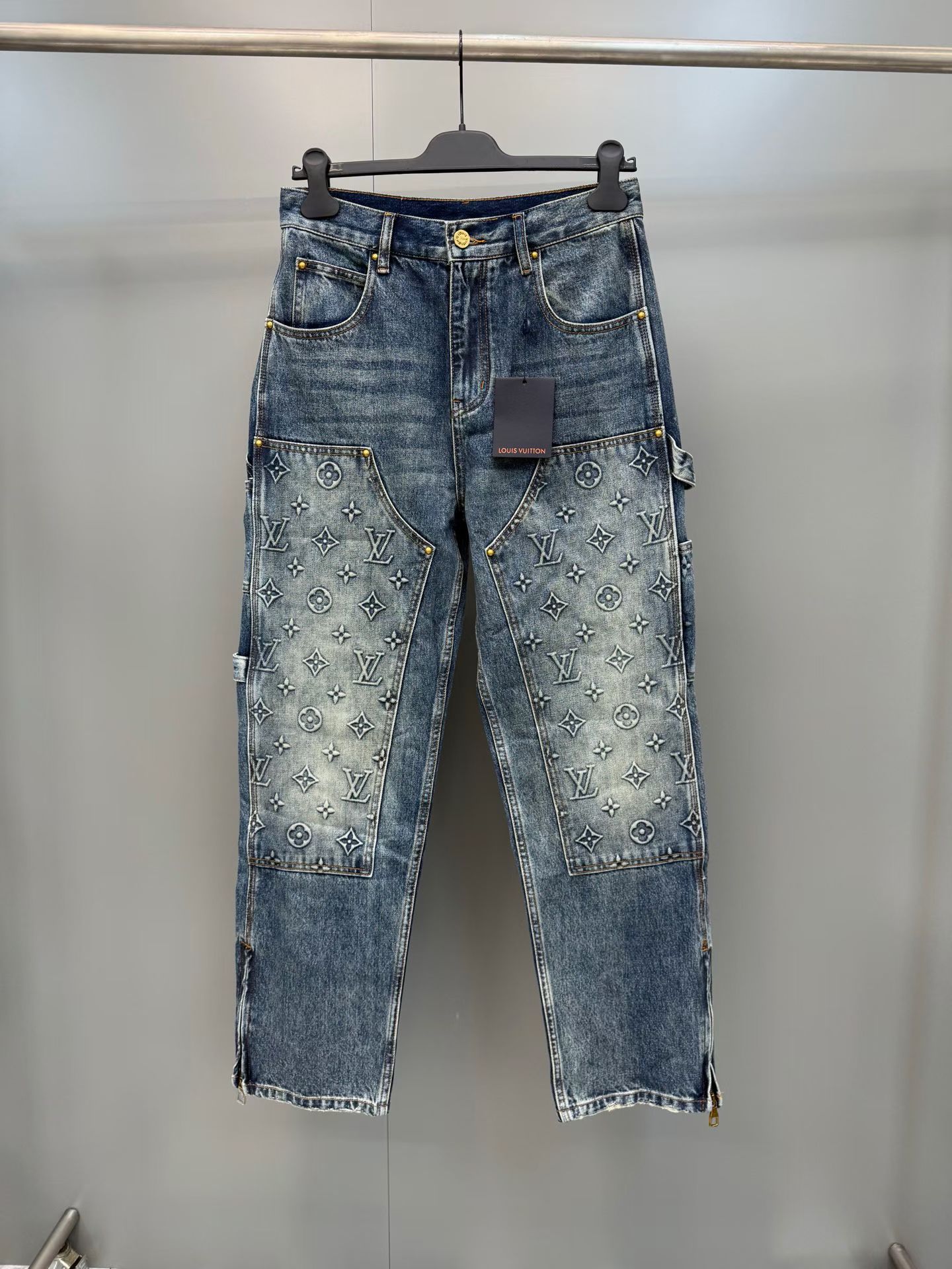 NO:825874,Donkey brand high version embossed denim trousers  The original version was purchased for 14,089. It is the same style as Wang Hedi and Bai Jingting. It is carried by various internet celebrities. The fabric is made of 7*7 count combed siro spinning and thickened 480g twill denim fabric, and the whole is made of Monog  Ram embossed workwear elements, splicing structure and sharp corner pocket embossed elements are aligned with jacquard details, the embossed embossing texture is clear, the pockets are made of double routing, the stitches are fine, well-proportioned and regular, and the three embossing places are opened with three sets of aluminum molds.  The embossing on both sides of the front panel is made in a set of molds according to the size. After high-temperature pressing, each pattern is manually filled with silica gel to prevent dents. The washing process uses a combination of multiple processes such as heavy fermentation, stir-frying, and spraying. The new leather patch is equipped with a brand cursive engraved square fixed hem straight hem design, and the foot opening zipper mold opening accessories and hardware are all customized to match the old bronze color to achieve perfect consistency. Sizes 30-36, Louis Vuitton - clothing, louis  vuitton,louis vuitton,19860909驴牌 高版本压花浮雕牛仔长裤 原版14,089购入,王鹤棣&白敬亭同款,各路网红明星上身带货.面料采用7*7支精梳赛络纺纱做加厚480克斜纹牛仔面料,整体采用Monogram压纹工装元素,拼接结构和尖角口袋压印元素提花细节对位,浮雕压花纹路清晰,口袋双走线做工,线迹细密匀称规整,三处压花均对板开三套铝模,前幅二侧压花根据尺寸每个码开一套模,高温压成型后由人工对每个花型填充硅胶防止凹陷,洗水工艺采用重酵洗炒花色,喷马骝等等多工艺结合.新皮革贴饰配有品牌草写刻纹方定钉直筒下摆设计,脚口拉链开模辅料五金全部定制对版古铜做旧颜色,做到完美一致.30-36码,路易威登-服装,louis vuitton,louis vuitton,,Women's clothing