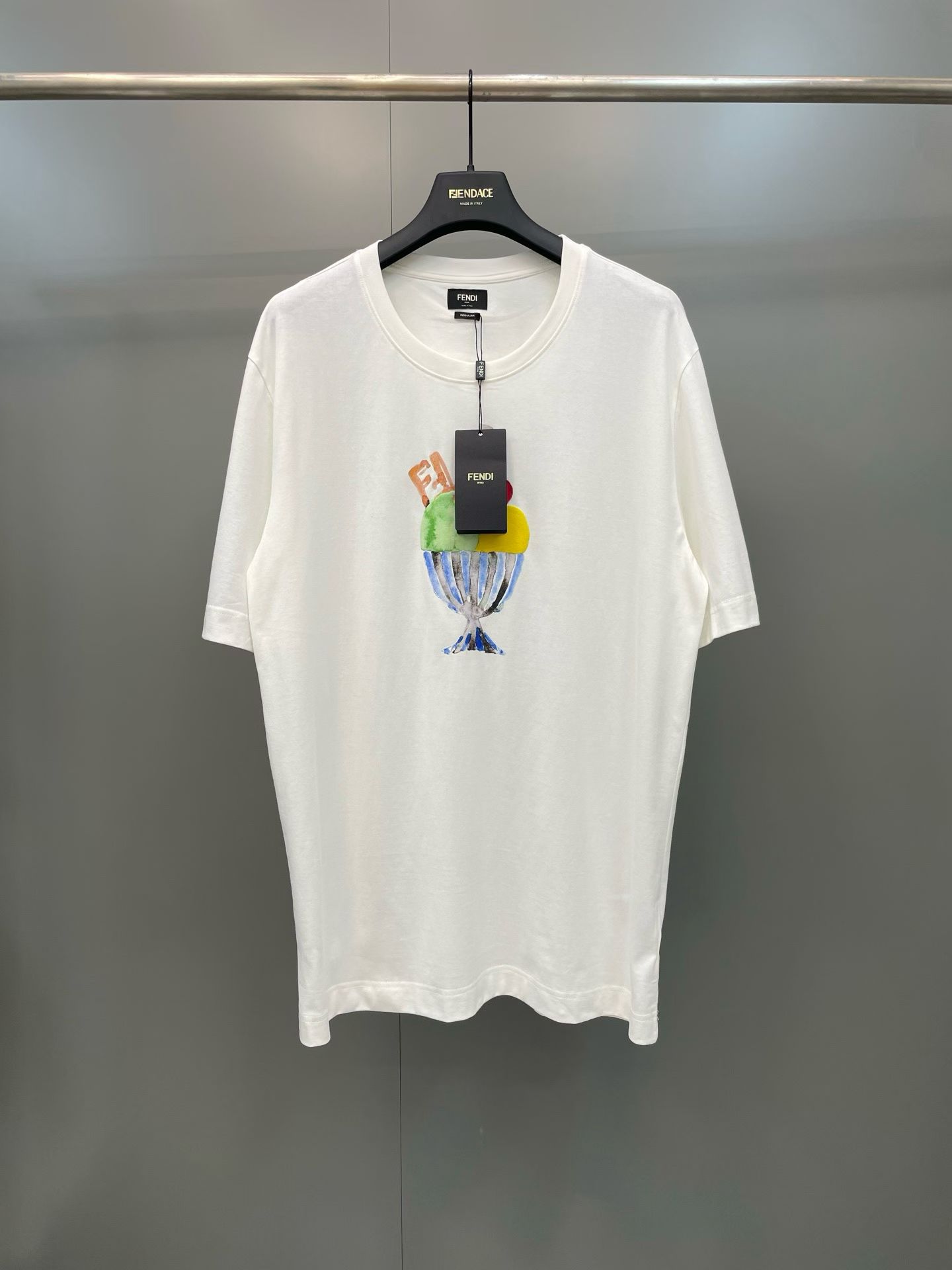NO:825921,FD26ss new standard fit short-sleeved round neck T-shirt with color-blocked watercolor effect ice cream print in the center of the front, pure cotton, Fendi-clothing, fendi, T-shirt, tees, t-shirt,19860909FD26ss新款标准版型短袖圆领T恤 正面中央饰有拼色水彩效果冰淇淋印花,纯棉,芬迪-服装,fendi,T-shirt,tees，t-shirt,,Women's clothing