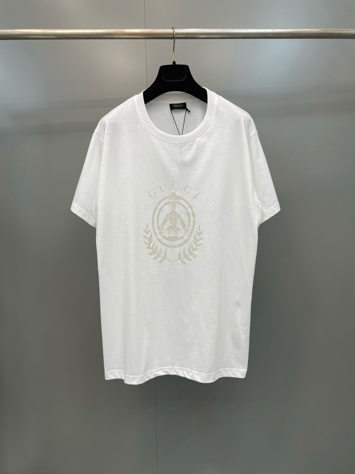 NO:825911,G's new 26ss regular fit T-shirt is crafted from knitted cotton and embellished with Gucci badge printing!  ,Gucci-clothing,gucci,gucci,gucci,tees,t-shirt,19860909G家 26ss新款常规版型T恤以针织棉匠心打造,缀饰Gucci徽章印花！,古驰-服装,gucci,gucci,gucci,tees，t-shirt,,Women's clothing