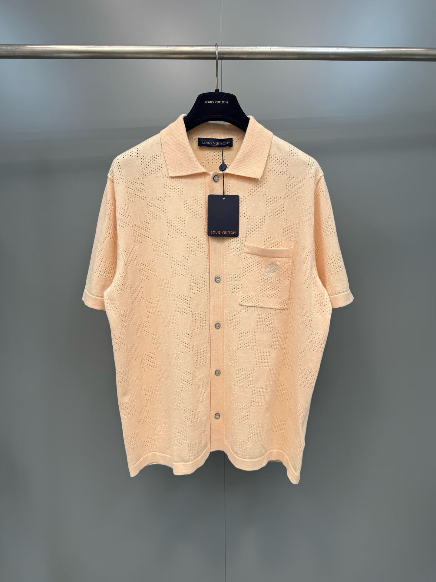 NO:829605,Lujia's new 26ss new spring and summer series checkerboard letter embroidery POLO shirt T-shirt short-sleeved, same style for men and women, high version., Louis Vuitton-clothing, louis vuitton, louis vuitton, louis vuitton, T-shirt, tees, t-shirt,19860909驴家新款26ss新款春夏系列棋盘格字母刺绣POLO衫T恤短袖 男女同款 高版本.,路易威登-服装,louis vuitton,louis vuitton,louis vuitton,T-shirt,tees，t-shirt,,Women's clothing