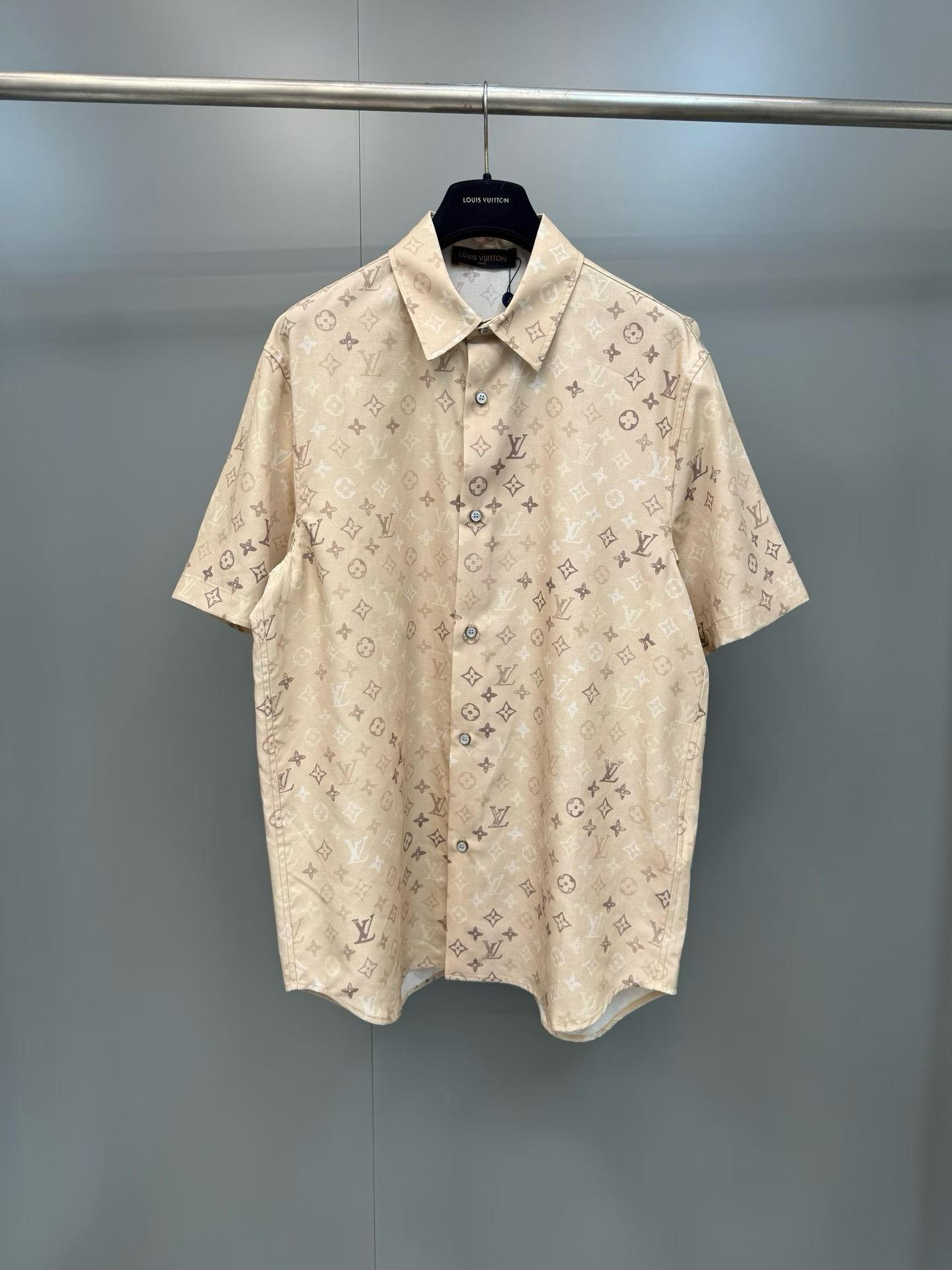 NO:829547,Lujia 26 new style Monogram early autumn series short-sleeved button-printed shirt, Louis Vuitton-clothing, louis vuitton, louis vuitton, louis vuitton, shirts, T-shirt,19860909驴家26新款Monogram 早秋系列短袖纽扣印花衬衫,路易威登-服装,louis vuitton,louis vuitton,louis vuitton,shirts,T-shirt,,Women's clothing