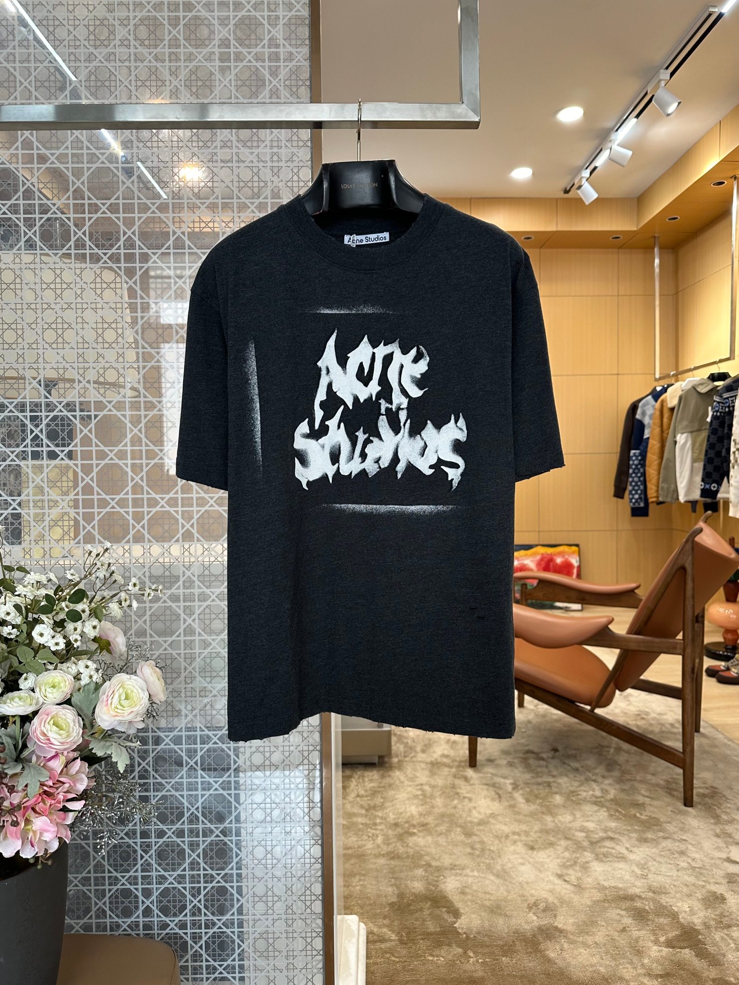 NO:899017,Acne Studios Gradient Font Printing Holes and Distressed Short-sleeved T-shirts Double-layer virtual and solid gradient inkjet printing requires extremely high precision in printing equipment and plate making. It requires two layered inkjet printing to calibrate the positioning. The scrap loss rate of fabrics in a single trial printing is greatly increased. The rate of solid color fixation of finished garments is extremely low, and it is not easy to crack and fall off after washing. Men's and women's clothing, acne studios, dior, T-shirt, tees, t-shirt,19860909Acne Studios渐变字体印花破洞做旧短袖T恤 双层虚实渐变喷绘对喷印设备、制版定位精度要求极高,需要分两次分层喷印校准对位,单次试印面料报废损耗率大幅提升,成衣固色良品率极低,水洗不易开裂脱落.,男装女装,acne studios,dior,T-shirt,tees，t-shirt,,Women's clothing