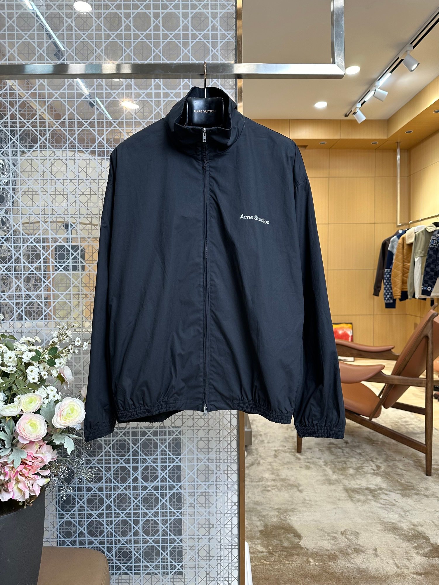 NO:898976,Acne Studios simple letter print stand collar windproof jacket. The whole piece is made of the same high-count cotton fabric as the counter. The surface is matte and non-reflective. It has a slightly breathable windproof property. It is not easy to wrinkle or whiten and age after washing. It is light and weightless. It can be worn for sun protection in spring and summer and wind protection in spring and autumn. The fabric is soft and not stiff. The upper body does not have the plastic feel of cheap jackets at all. Men's and women's clothing, acne studios, dior, jackets & coats, jackets &  coats,19860909Acne Studios简约字母印花立领防风夹克外套 整件采用专柜同款高支棉质面料,表层哑光细腻不反光,自带微透气防风属性,水洗不易起皱、不易发白老化,轻薄无负重感,春夏防晒、春秋挡风都能穿,面料柔软不硬挺,上身完全没有廉价冲锋衣的塑料感,男装女装,acne studios,dior,jackets & coats,jackets & coats,,Women's clothing