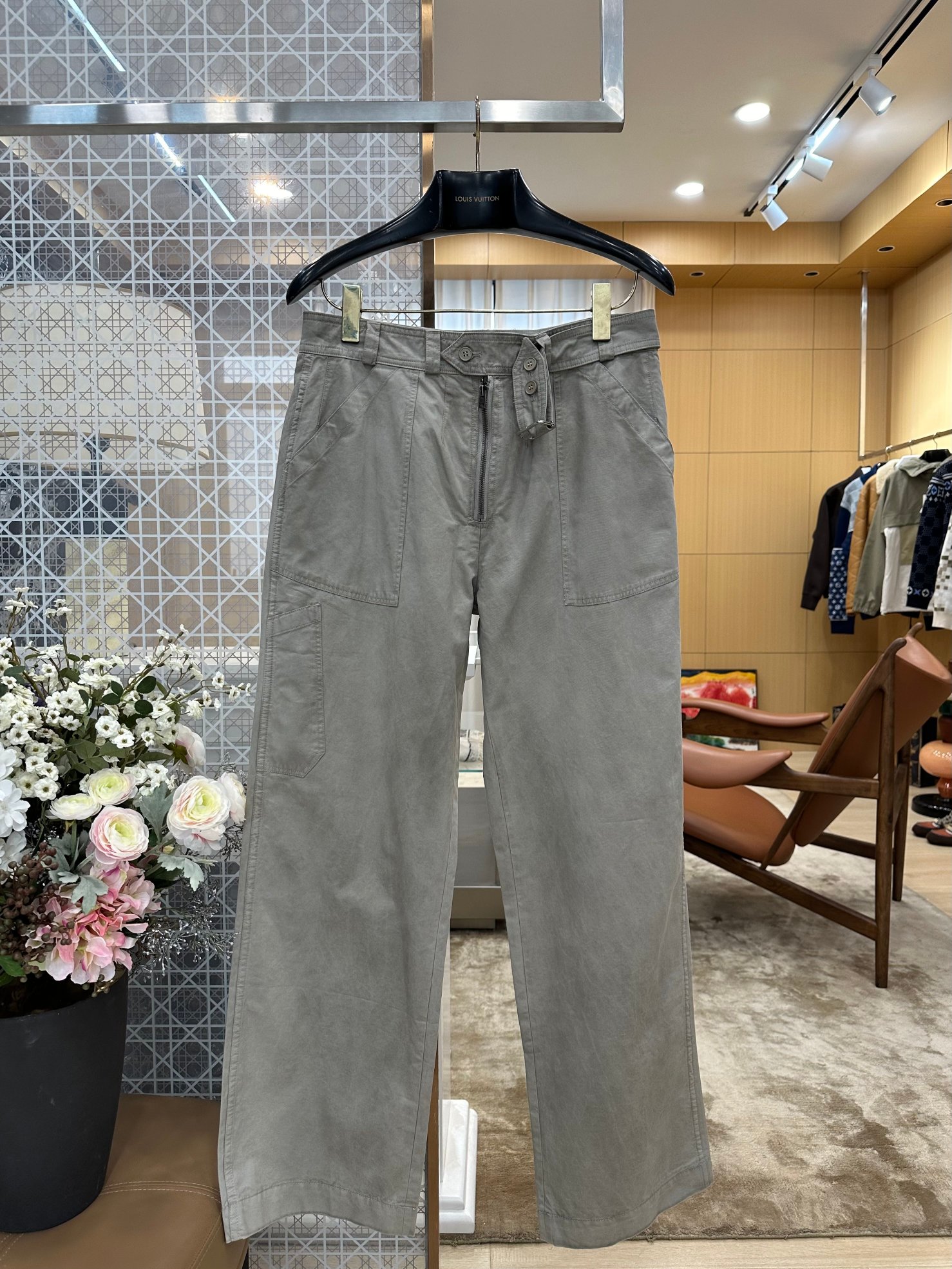 NO:898980,ACNE multi-pocket workwear wide-leg casual trousers, front and left symmetrical three-dimensional patch pockets + extended side seam workwear pockets, single-side buckle flap pockets at the back, all independent three-dimensional panels are layered and pressed; the waistband is equipped with three-button adjustment tabs that are precisely centered and aligned, and the whole trousers are reinforced with double threads of the same color.  studios,19860909ACNE多袋工装阔腿休闲长裤 前幅左右对称立体大贴袋+侧缝加长工装插袋,后幅单侧带扣翻盖口袋,全部独立立体裁片分层压线；腰头配套三粒扣调节布袢精准居中对位,全裤采用同色双线加固走线,面料经酵素水洗做旧柔化,雾面哑光灰调质感高级,工装设计克制简约.,男装女装,acne studios,,Women's clothing