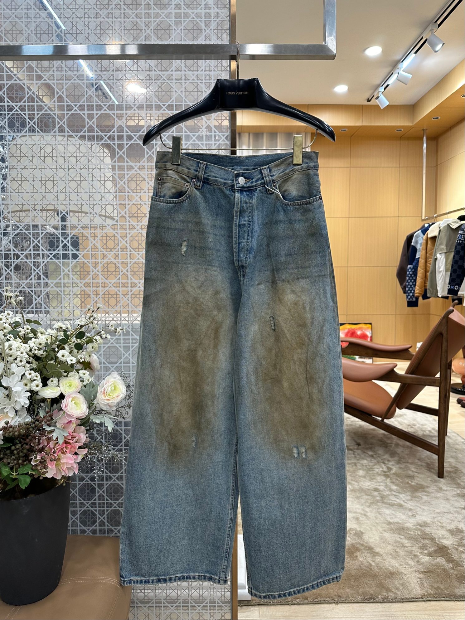 NO:898984,ACNE STUDIOS wasteland gradient hot diamond wide-leg jeans. The whole trousers are washed with segmented over-dyed yellow mud. The dye penetrates deeply into the denim fiber. A large area of ​​the waist and hips is naturally smudged with brown tones, and slowly transitions from blue tones from top to bottom. It is not a superficial coating dyeing on the market. It is not easy to cause color patches and whitening after repeated washing. The retro wasteland texture is high-end and restrained. Men's and women's clothing, acne studios, dior, jeans,19860909ACNE STUDIOS废土渐变烫钻阔腿牛仔裤 整裤采用分段套染黄泥做旧水洗,染料深度渗透牛仔纤维,腰胯大面积自然晕染棕调,从上至下蓝调缓缓过渡,不是市面浮于表面的涂层染色,反复洗涤也不易色块斑驳、发白掉色,复古废土质感高级内敛,男装女装,acne studios,dior,jeans,,Women's clothing