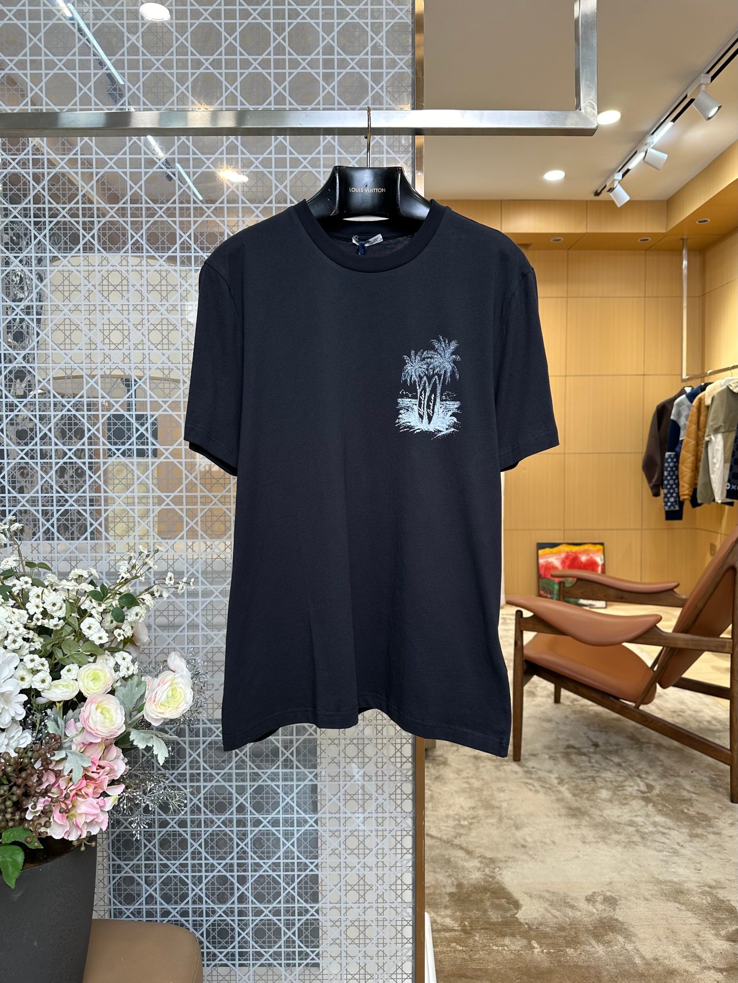 NO:898986,MONCLER masked coconut tree surfboard scenery hand-painted print round neck short-sleeved T-shirt  The coconut tree surfboard island scenery on the chest is printed with multi-layer gradient digital penetration. The ink is deeply locked into the cotton fiber. There is no heavy film and the hand feels smooth and not stiff. The brushstrokes of the picture are delicate and have the texture of hand-painted watercolor. The gradient transition between dark and light is natural and soft. The scenery is rich in layers when viewed from a close distance. The small-area printing is low-key and simple when viewed from a distance. The atmosphere of vacation is light and luxurious. Mouth-clothing, Moncler, T-shirt, tees, t-shirt,19860909MONCLER蒙口椰树冲浪板风景手绘印花圆领短袖T恤 胸口椰树冲浪板海岛风景采用多层渐变数码渗透印花,油墨深层锁入棉纤维,无厚重胶膜、手感顺滑不发硬,画面笔触细腻有手绘水彩质感,深浅渐变过渡自然柔和,近看风景层次丰富,远看小面积印花低调简约,度假轻奢氛围感拉满,蒙口-服装,Moncler,T-shirt,tees，t-shirt,,Women's clothing