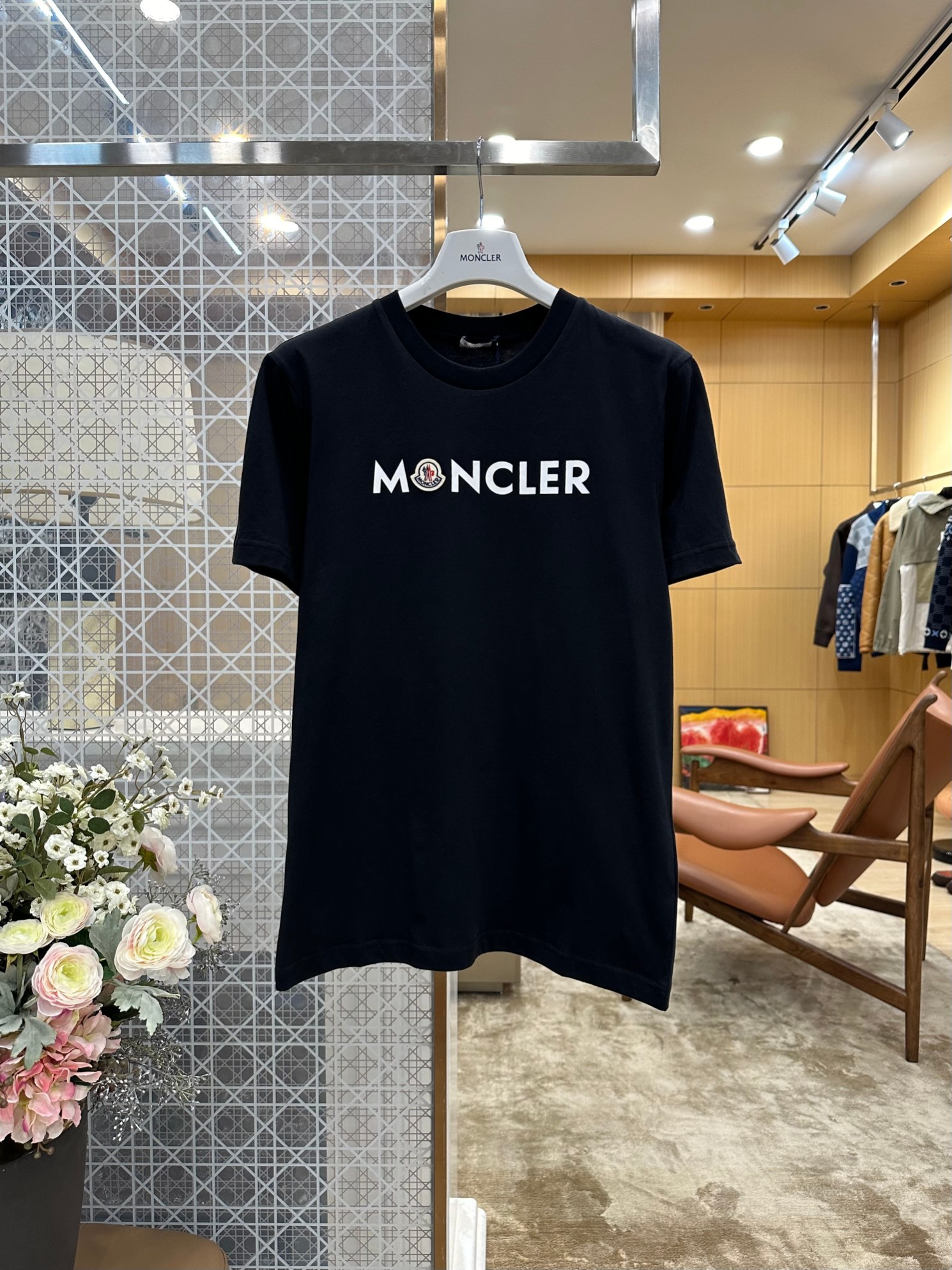 NO:898991,MONCLER masked letter badge embroidered round neck short-sleeved T-shirt has a slim fit and flatters the figure. The horizontal brand letters on the front of the body are printed with environmentally friendly thick offset printing. The font strokes are even in thickness and the edges are clean and non-smudged. The classic circular badge three-dimensional embroidery is interspersed in the middle of the letters. The stitches are dense and full and the layers are three-dimensional. The simple horizontal logo is clean and elegant. It is low-key and not exaggerated for daily wear. The black and white two-color classic is durable. Moncler-clothing, Moncler, T-shirt, tees, t-shirt,19860909MONCLER蒙口字母徽章刺绣圆领短袖T恤 修身版型修饰身材,衣身正面横排品牌字母采用环保厚版胶印,字体笔画粗细均匀、边缘干净无晕染；字母中间穿插经典圆形徽章立体刺绣,针脚密实饱满、层次立体,简约横版标识干净大气,日常穿搭低调不浮夸,黑白双色经典耐看,蒙口-服装,Moncler,T-shirt,tees，t-shirt,,Women's clothing