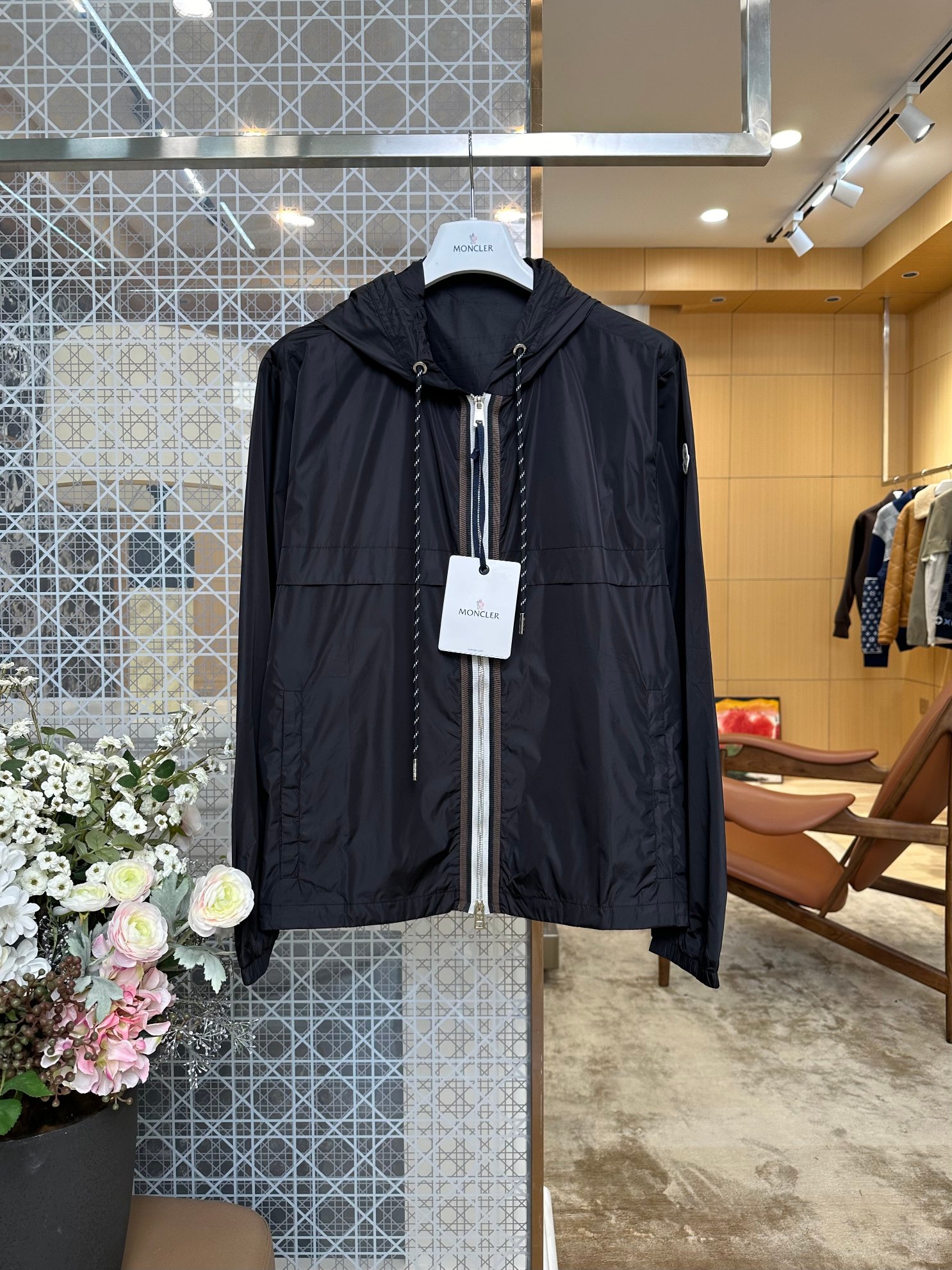 NO:898996,MONCLER muffled armband web zipper hooded jacket is made of custom-made high-density nylon light and thin functional fabric, which has been treated with double water-repellent fabric coating. The surface layer is dense and windproof, and the inner layer is breathable and not stuffy. It has anti-wrinkle shaping properties and no stubborn wrinkles after rubbing. The fabric has undergone the original color fixation process and is not easy to turn gray and fade after long-term exposure to the sun. Moncler - clothing, Moncler, jackets & coats, jackets & coats, hats,19860909MONCLER蒙口袖标织带拉链连帽夹克外套 采用定制高密锦纶轻薄机能面料,经过双重防泼水面料涂层处理,表层致密防风、内层透气不闷,自带抗皱定型属性,揉搓后无顽固褶皱,面料经过原厂固色工艺,久穿暴晒不易发灰褪色,蒙口-服装,Moncler,jackets & coats,jackets & coats,hats,,Women's clothing