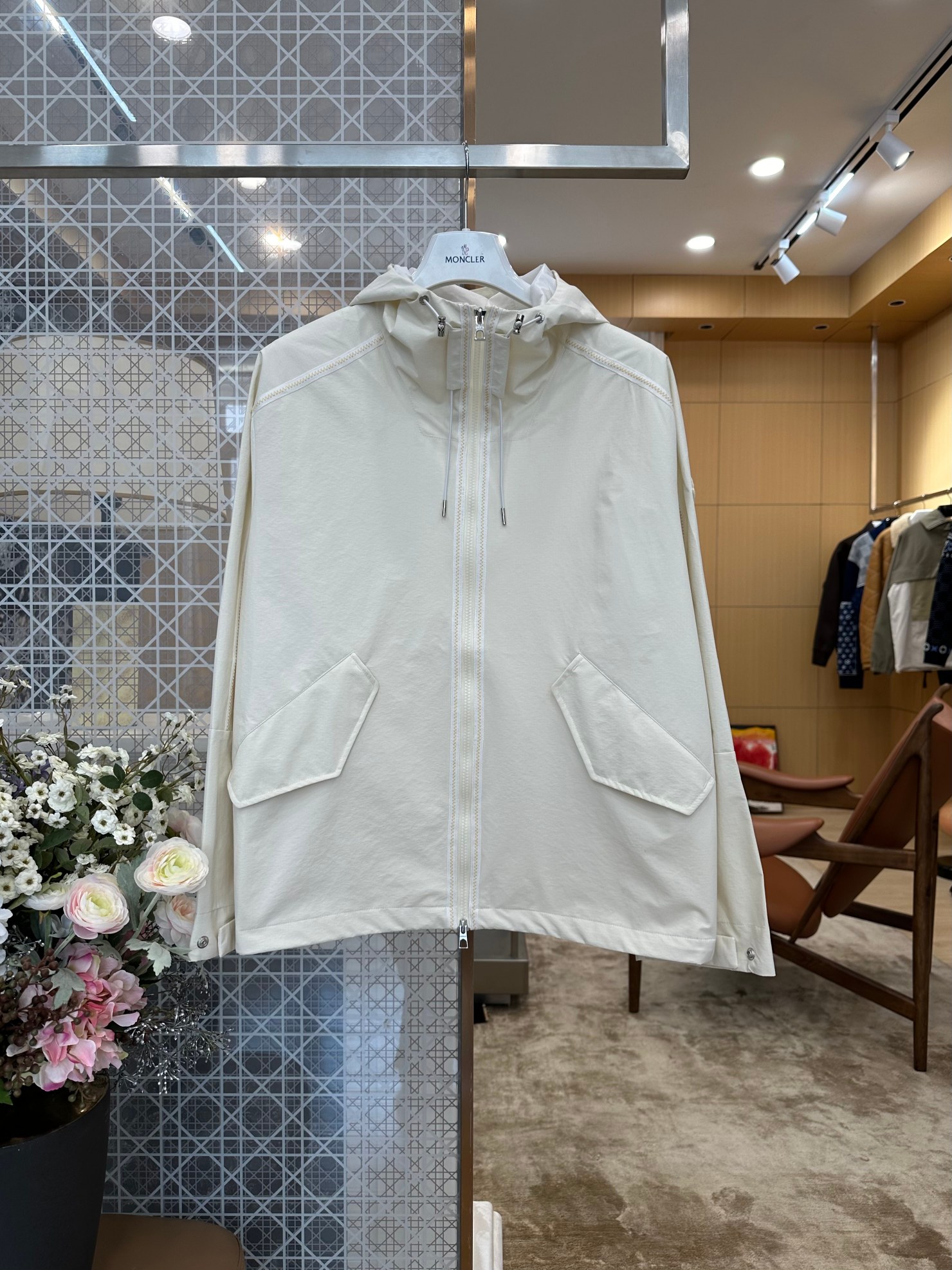 NO:899001,MONCLER Hooded Windproof Jacket with Drawstrings [Size Chart] The front panel has symmetrical diamond-shaped patch pockets with uniform width and width; double-layered waterproof zippers on the placket, double drawstrings on the hood are symmetrical on the left and right, and metal snaps on the cuffs are completely matched on the left and right.19860909MONCLER蒙口抽绳连帽防风冲锋外套【尺码表】前片对称菱形贴袋走线宽窄统一；门襟双层防水拉链、帽口双抽绳左右对称,袖口金属按扣点位左右完全匹配,面料表层覆膜防风防泼,极简净版设计低调轻奢不浮夸,蒙口-服装,Moncler,jackets & coats,hats,,Women's clothing