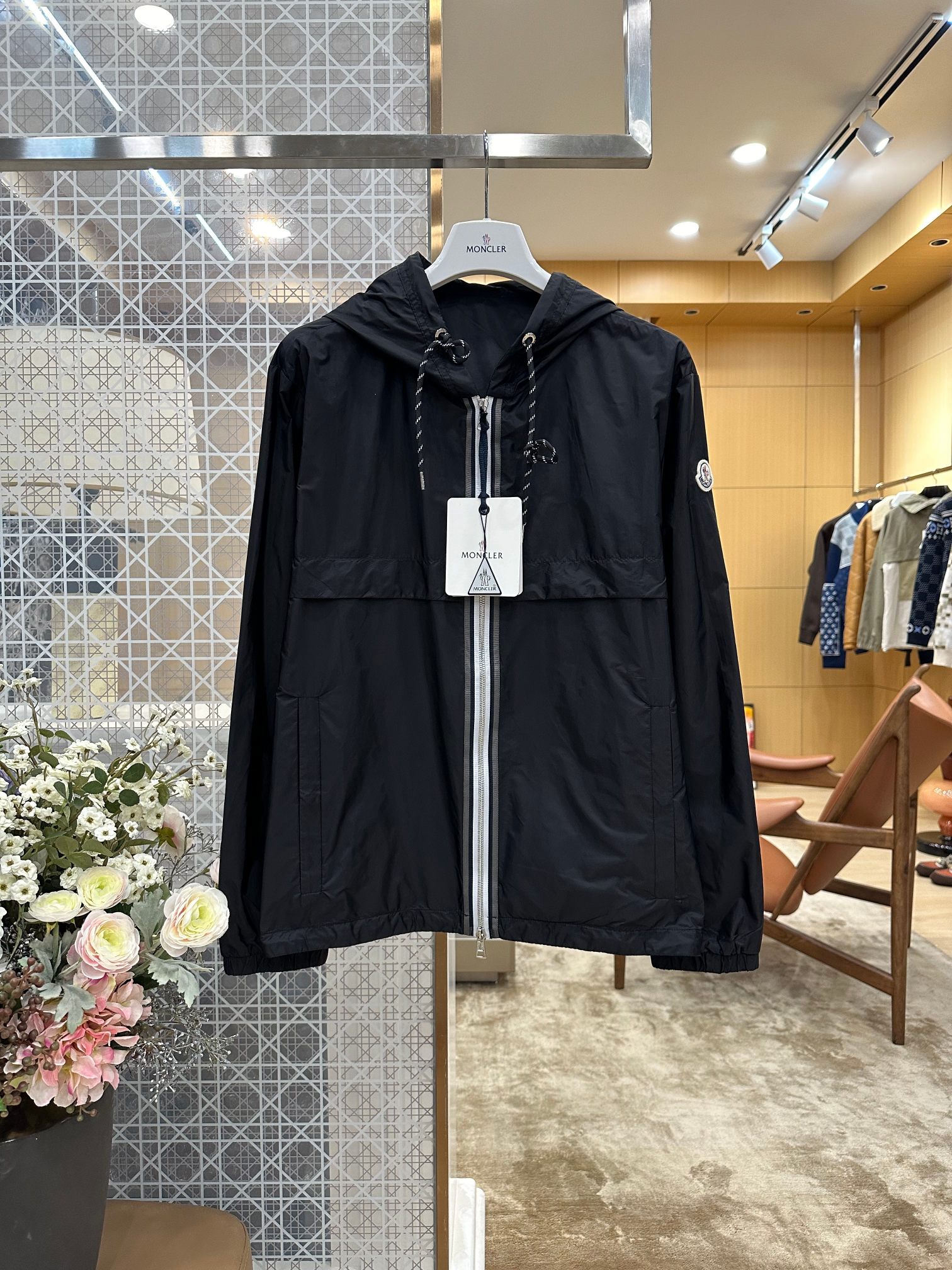 NO:899007,MONCLER Men's Mouth Badge Drawstring Hooded Windproof Jacket. Armband ring badge close-copy lock stitching technology + symmetrical stitching of the entire body piece for precise alignment. The circular badge adopts a full circle multi-layer close copy lock stitching process. Multiple stitching lines tightly wrap the edge of the badge. It is smooth and docile and does not warp. It is not easy to get off-line and crack after long-term wear and washing. The small label on the sleeve side is low-key embellishment, simple, restrained and unobtrusive., Moncler - Clothing, Moncler, jackets & coats, jackets &  coats, hats,19860909MONCLER蒙口徽章抽绳连帽防风夹克外套 袖标圆环徽章密拷锁缝工艺+整件衣身裁片对称车线精准对位,圆形徽章采用整圈多层密拷锁缝工艺,多道车线紧密包裹徽章边缘,平整服帖不起翘、长期穿洗不易脱线开裂,袖侧小标低调点缀,简约克制不张扬.,蒙口-服装,Moncler,jackets & coats,jackets & coats,hats,,Women's clothing
