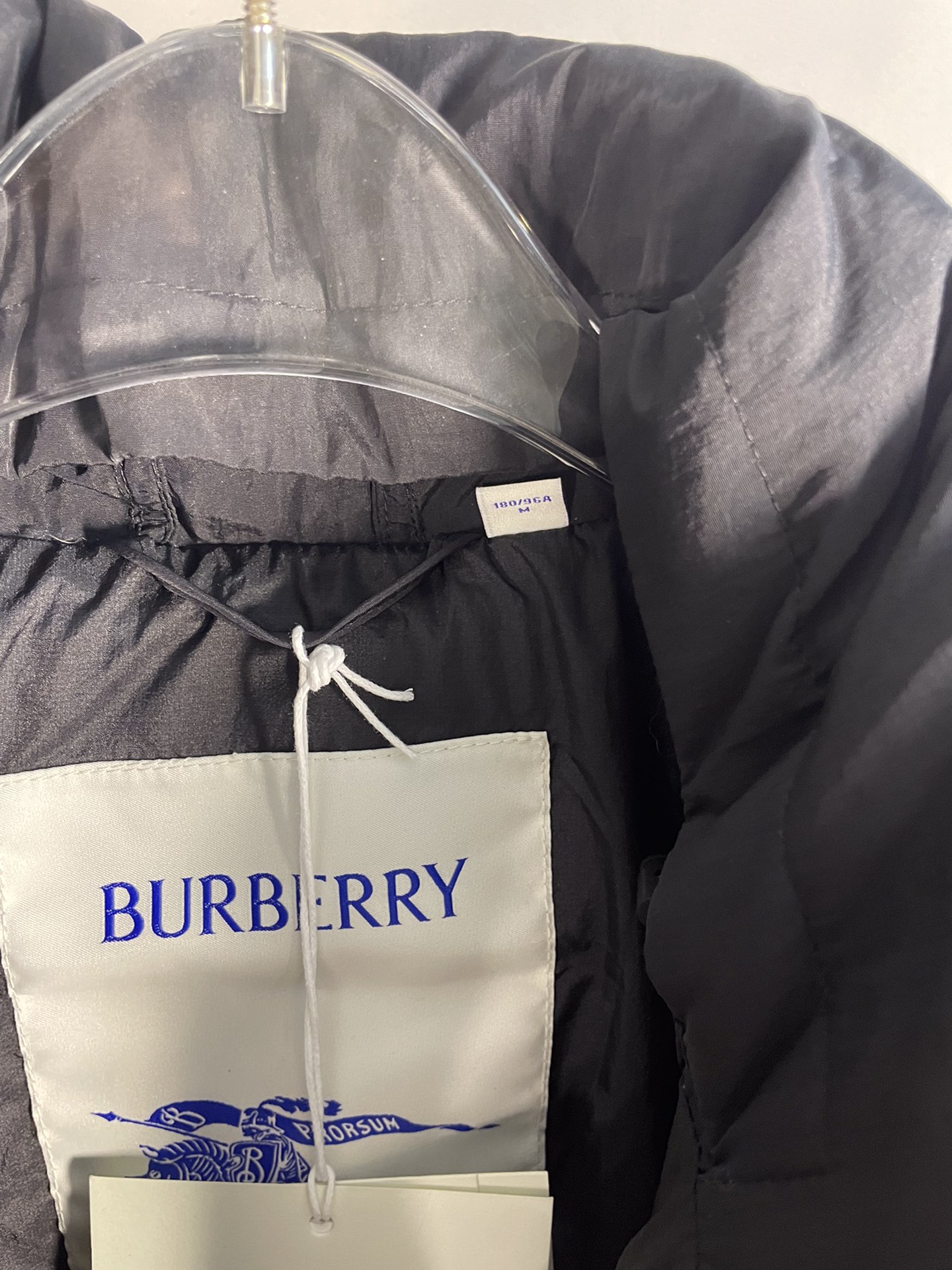 PBurberry2024FW秋冬新款立领尼龙羽绒马甲满身马术骑士徽标EKD刺绣呈现休闲版型双向拉链开合