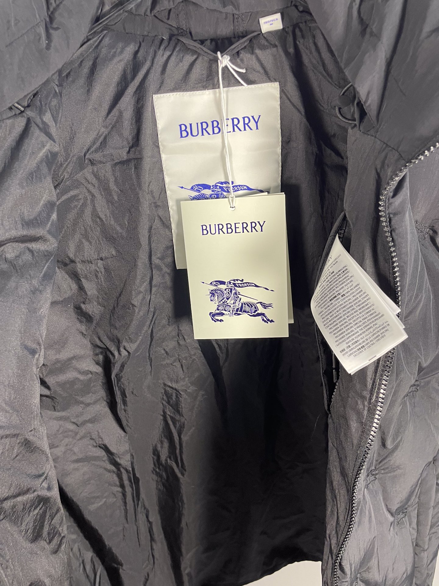 PBurberry2024FW秋冬新款立领尼龙羽绒马甲满身马术骑士徽标EKD刺绣呈现休闲版型双向拉链开合