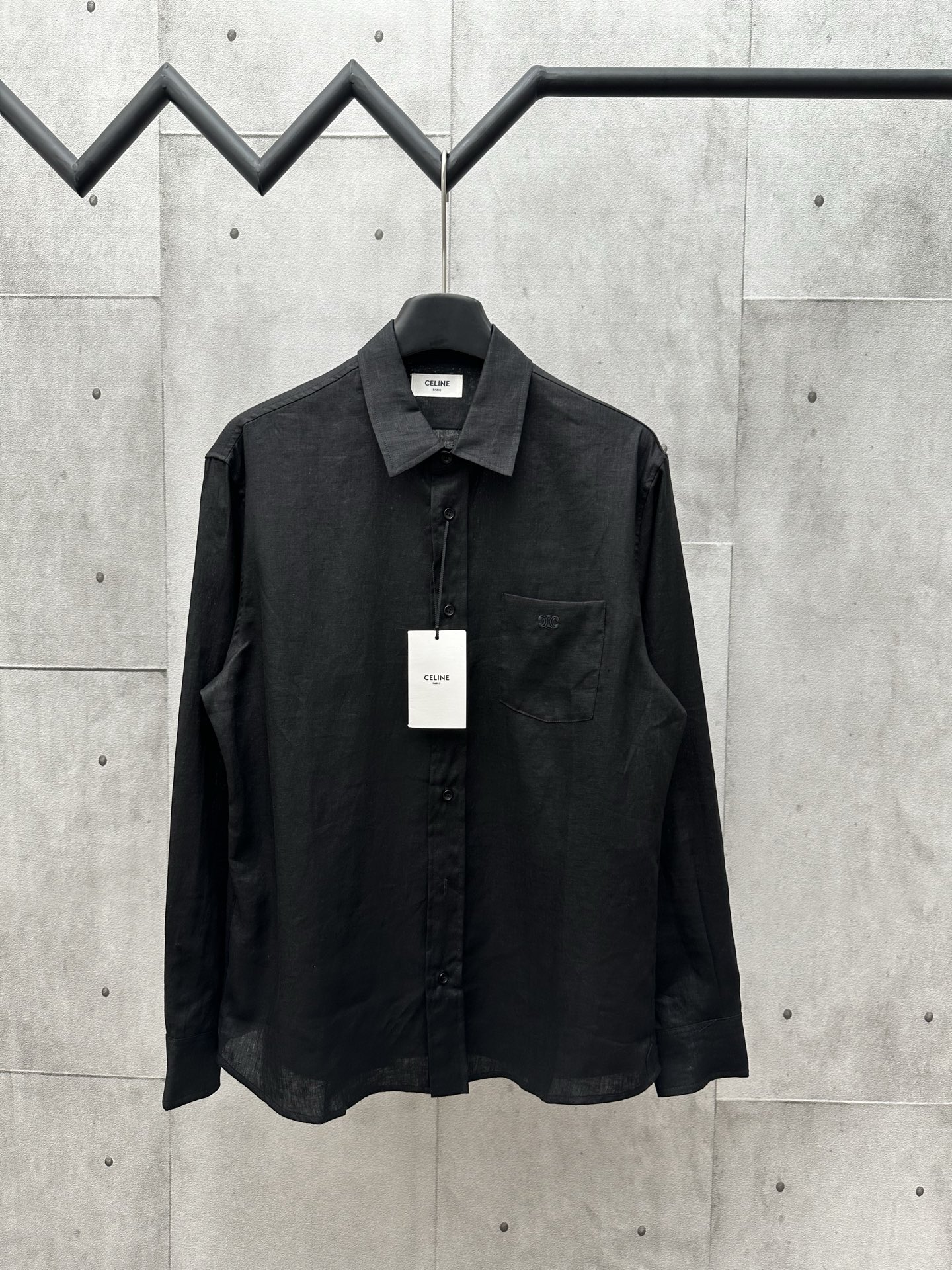 NO:161124,24SS Celine linen loose shirt The fabric is made of coarse-spoke linen. It has a rough texture, but it is breathable and hygroscopic. This fabric is very suitable for wearing in hot weather because it can help the body dissipate heat and keep it dry. At the same time, coarse-spoke linen is also very durable and is not easy to pill or deform. The loose-fitting lab coat collar is a kind of clothing with loose tailoring and obvious lab coat collar design. This design can give people a casual and comfortable feeling. At the same time, the lab coat collar design can also visually lengthen the neck lines, making the overall shape more fashionable. 1 patch pocket on the button cuffs and obliquely cut details TRIOMPHE embroidered LOGO 7 mother-of-pearl buttons Size 46.48.50.52, celine,shirts,alexander wang1986090924SS Celine亚麻宽松衬衫 面料采用粗纺亚麻 它的质地比较粗犷、但透气性和吸湿性都非常好.这种面料很适合在炎热的天气里穿着,因为它能够帮助身体散热并保持干爽.同时,粗纺亚麻也很耐穿,不容易起球或变形 宽松版型的大褂领是一种具有宽松剪裁和明显的大褂领设计的衣物 这种设计可以给人一种随性、舒适的感觉,同时大褂领的设计也能够在视觉上拉长颈部线条,使整体造型更具时尚感 纽扣袖口和斜裁细节胸前1个贴袋 贴袋上同色系TRIOMPHE绣花LOGO 7枚珍珠母贝纽扣 尺码46.48.50.52,,celine,shirts,alexander wang,Men's clothing