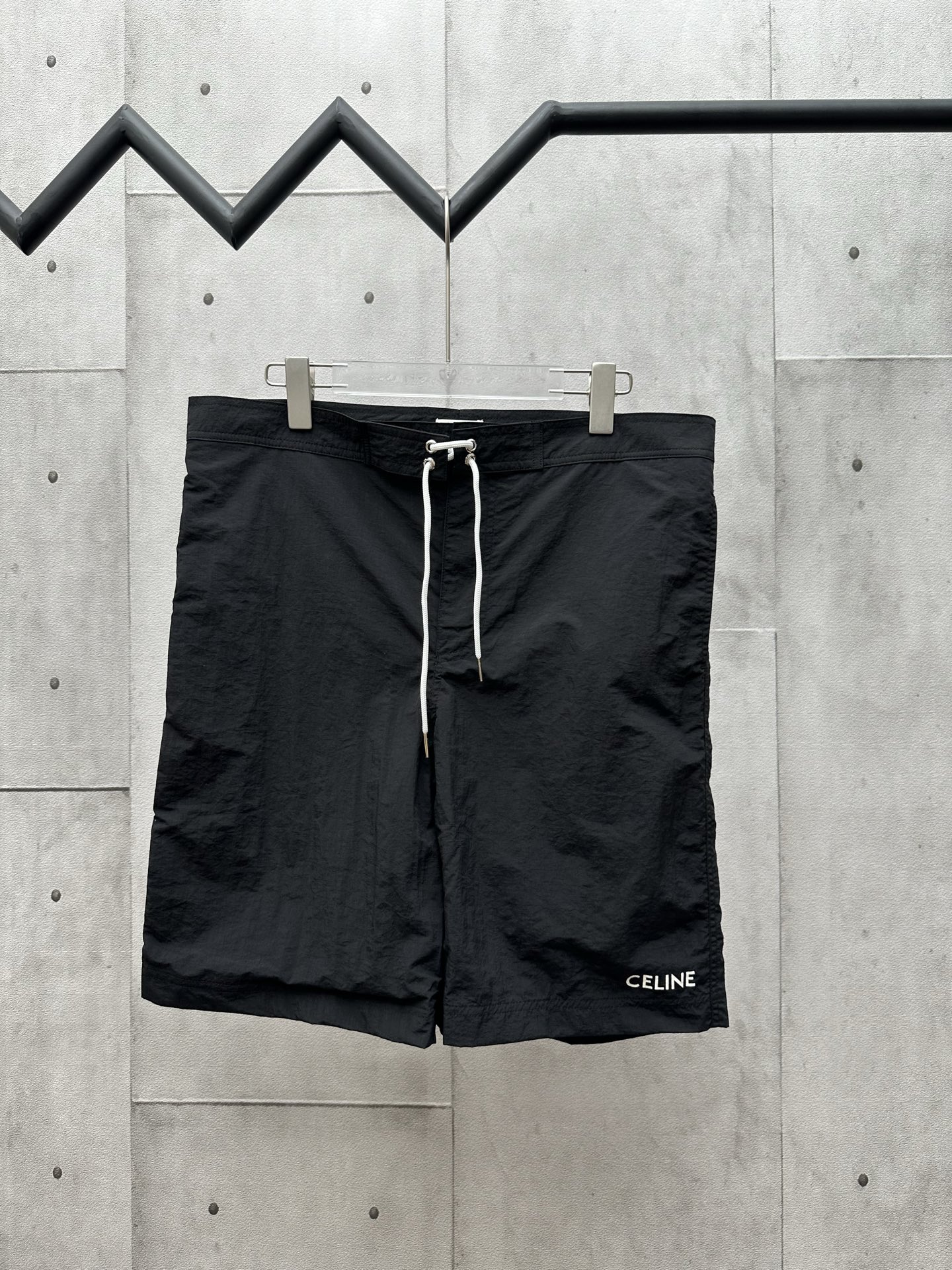 NO:161123,24SS Celine Bermuda Shorts The fabric is customized from nylon and has high elasticity and can quickly return to its original shape. This makes the nylon shorts have a good fit and mobility while maintaining comfort. The offset printing process is used at the hem. This technology uses screen printing technology to engrave the pattern on the wire mesh and then press the ink on the wire mesh to form a pattern through pressure and squeezing. Brand LOGO embellishment tone. Adjustable drawstrings are provided at the waist, and the metal hoop is engraved with CELINE PARIS. Size: 46 48 50 52,,celine, shorts,alexander wang1986090924SS Celine 百慕大短裤 面料是由尼龙定制而成具有较高的弹性 能够迅速恢复到原来的形状 这使得尼龙短裤在保持舒适度的同时 也具有较好的贴合性和活动性. 下摆处采用胶印工艺使用的是丝网印刷技术,这种技术将图案刻在丝网上,然后将墨水压在丝网上 通过压力和挤压将墨水压入衣服纤维中 形成图案.品牌LOGO点缀调性 腰部设有可调节抽绳,金属箍镌刻CELINE PARIS字样 Size: 46 48 50 52,,celine,shorts,alexander wang,Men's clothing