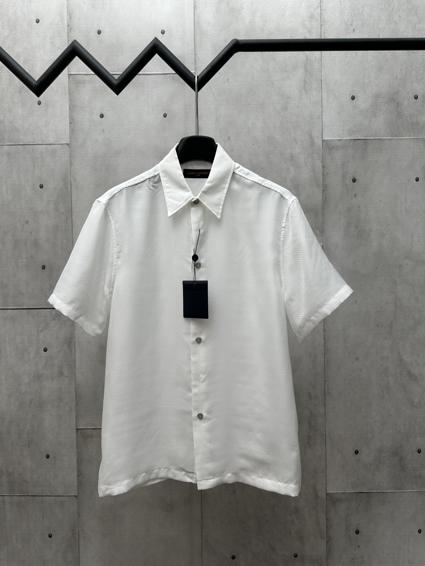 NO:161126,1v Louis Vuitton 25ss new short-sleeved shirt is made of illuminated mulberry silk, Damier jacquard and Marque L.Vuitton DéPosée logo to highlight the rich texture, and then use pearlescent buttons to highlight the details. It is suitable for both day and night. S M L XL,,louis vuitton,shirts,T-shirt,alexander wang198609091v 路易威登 25ss新款短袖衬衫取材莹泽桑蚕丝,以 Damier 提花和 Marque L.Vuitton DéPosée 标识烘托丰盈肌理,再借珠光纽扣点睛细节.昼夜场合皆宜. 码数S M L XL,,louis vuitton,shirts,T-shirt,alexander wang,Men's clothing