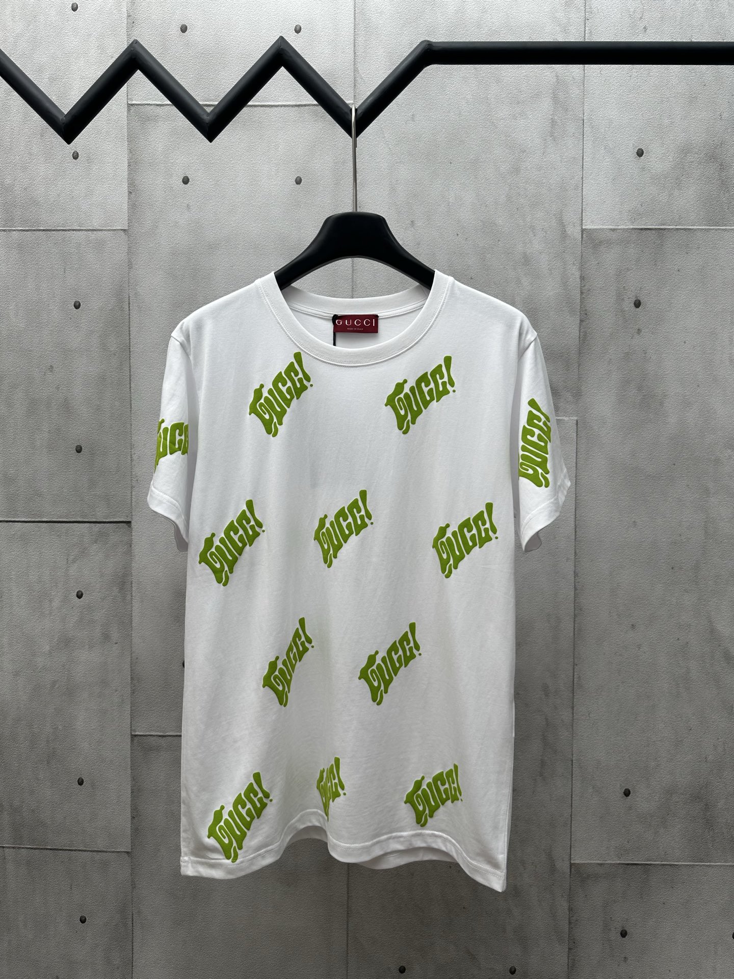 NO:161128,Guc*i 2025 SS spring and summer new style knitted round-neck cotton T-shirt full of green letters Logo print Straight cut style knitted ribbed collar Slim style, not picky for people to wear Men and women Size S M L XL,,gucci,tees, t-shirt,alexander wang19860909Guc*i 2025 SS春夏新款 针织圆领棉布T恤 满身绿色字母Logo印花 直筒剪裁版型 针织罗纹衣领 修身款式,不挑人穿 男女同款 尺码S M L XL,,gucci,tees，t-shirt,alexander wang,Men's clothing