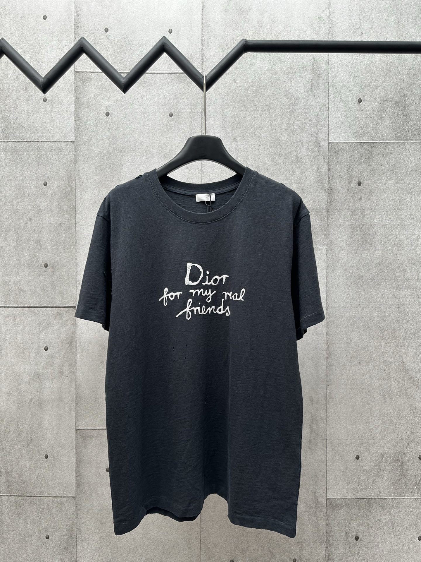 NO:161134,Dior 25SS new friend letter embroidery short sleeve chest three-dimensional chain embroidery design T-shirt men and women same towel short sleeves. It uses pure cotton 12S fine cotton plain weave, and the fabric is interwoven through plain weave tissue, with many yarn bending points, making the fabric have good firmness and wear resistance. The density is moderate, the fabric is lighter and flat and hard. It has good breathability, softer and more delicate, and has a good gloss. Size S M L XL,,dior,dior,T-shirt,tees,t-shirt,alexander wang19860909Dior迪奥25SS新款朋友字母刺绣短袖胸前立体锁链刺绣设计T恤男女同款毛巾短袖 采用纯棉12S精棉平纹,通过平纹组织方式交织而成的面料,纱线屈曲点也多,使得织物具有较好的坚牢度和耐磨性.的密度适中,织物较为轻薄且平整硬挺.具有良好的透气性,更加柔软、细腻,且具有较好的光泽度. 尺码S M L XL,,dior,dior,T-shirt,tees，t-shirt,alexander wang,Men's clothing