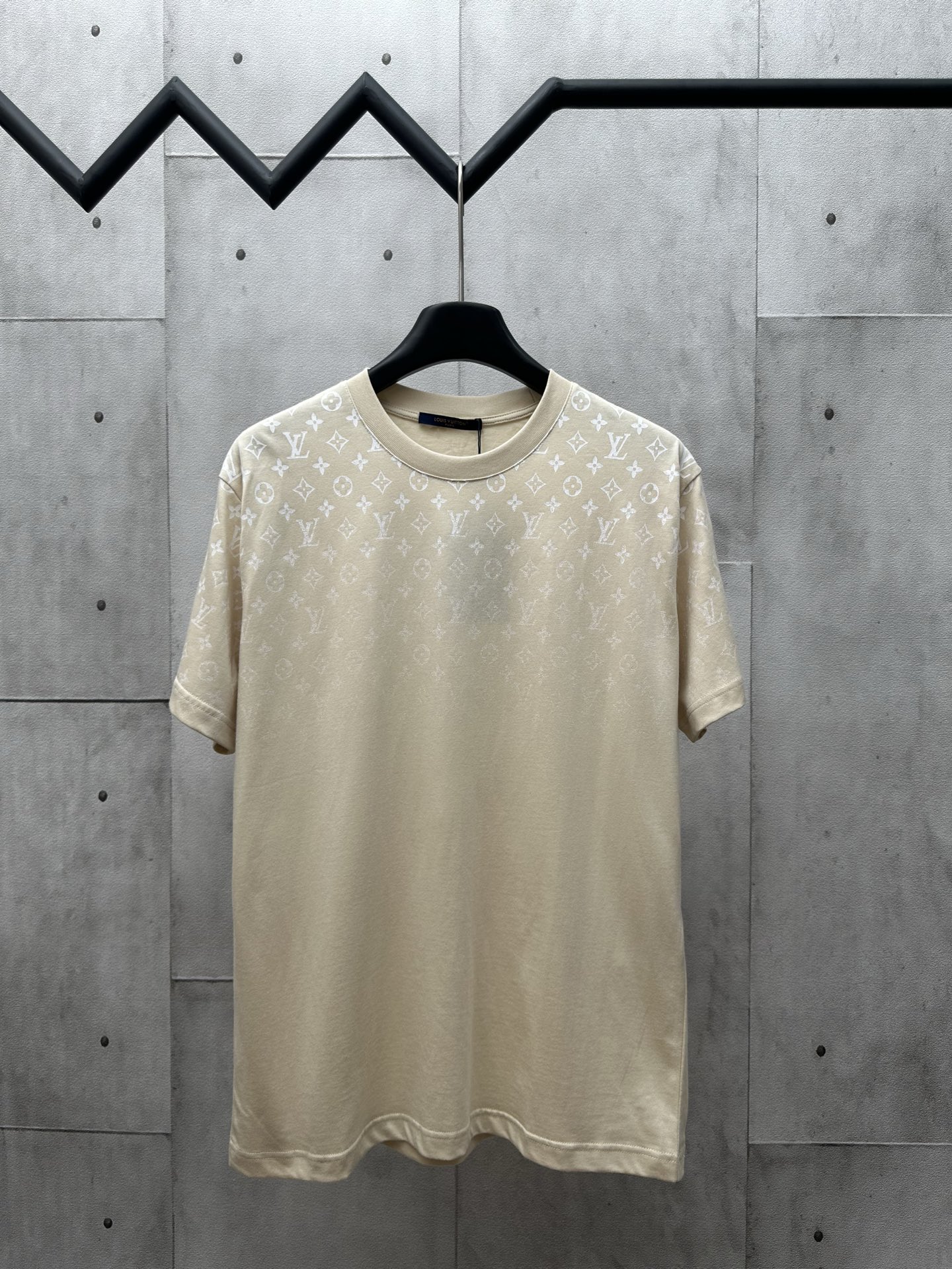 NO:161136,LOUIS VUITTON 2025ss new product Gradient jacquard short-sleeved T-shirt This T-shirt is made of light cotton knitted to show the gradient Monogram pattern dissipates from the shoulders, injecting brand ingenuity into casual styles. Standard style, Monogram gradient print, ribbed collar Cotton Size S M L XL,,louis vuitton, T-shirt,tees, t-shirt,alexander wang19860909LOUIS VUITTON 2025ss新品 渐变提花短袖T恤 本款 T 恤取材轻盈棉质针织,展现渐变 Monogram 图案从肩部向下消散之景,为休闲造型注入品牌巧思.标准版型,Monogram 渐变印花,罗纹衣领 棉 尺码S M L XL,,louis vuitton,T-shirt,tees，t-shirt,alexander wang,Men's clothing