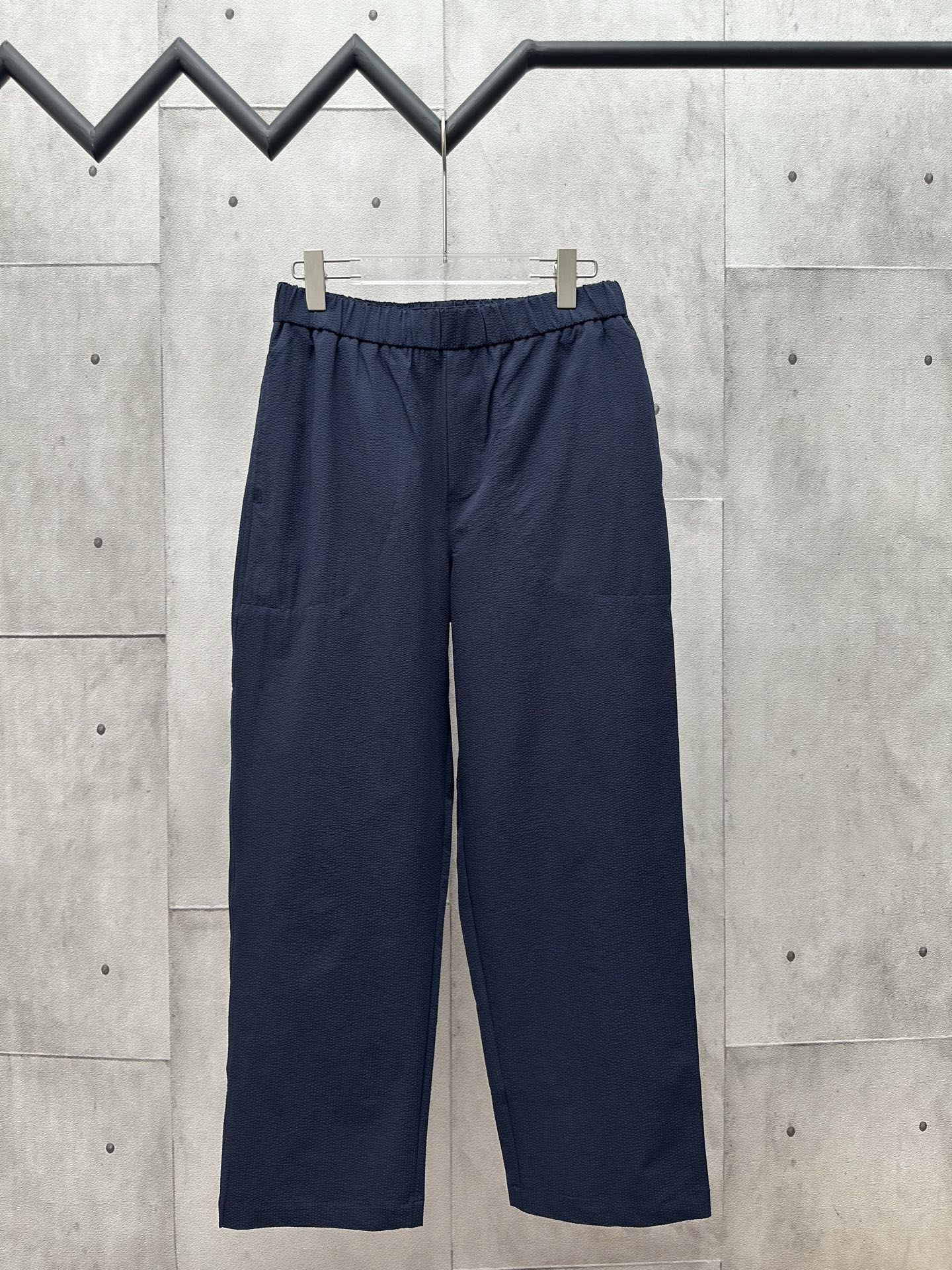MONCLER泡泡皱饰标长裤 面料选择： 选用76%的高棉含量＋24%聚酯纤维的棉质混纺梭织面料。高棉含量确保了面料柔软、亲肤、透气性较好等优点，少量聚酯纤维的加入平衡了整体面料的抗皱性和弹性，大大降低其缩水性。通过预缩处理后，洗涤中尺寸…