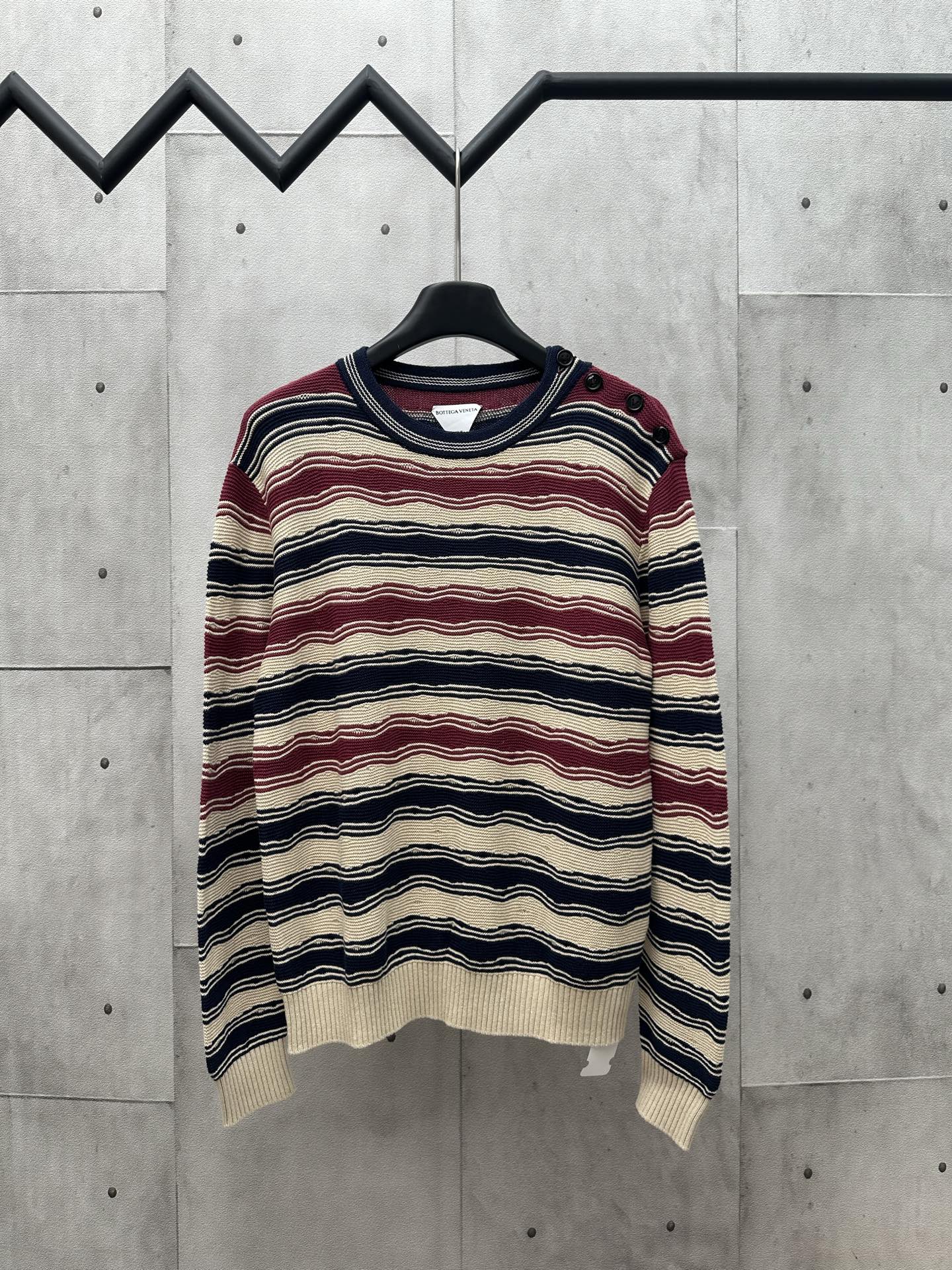 BV Suéter de punto de cuello redondo con rayas de lino, nueva colección 2025ss. Botones de cuerno de toro genuino de tr…
