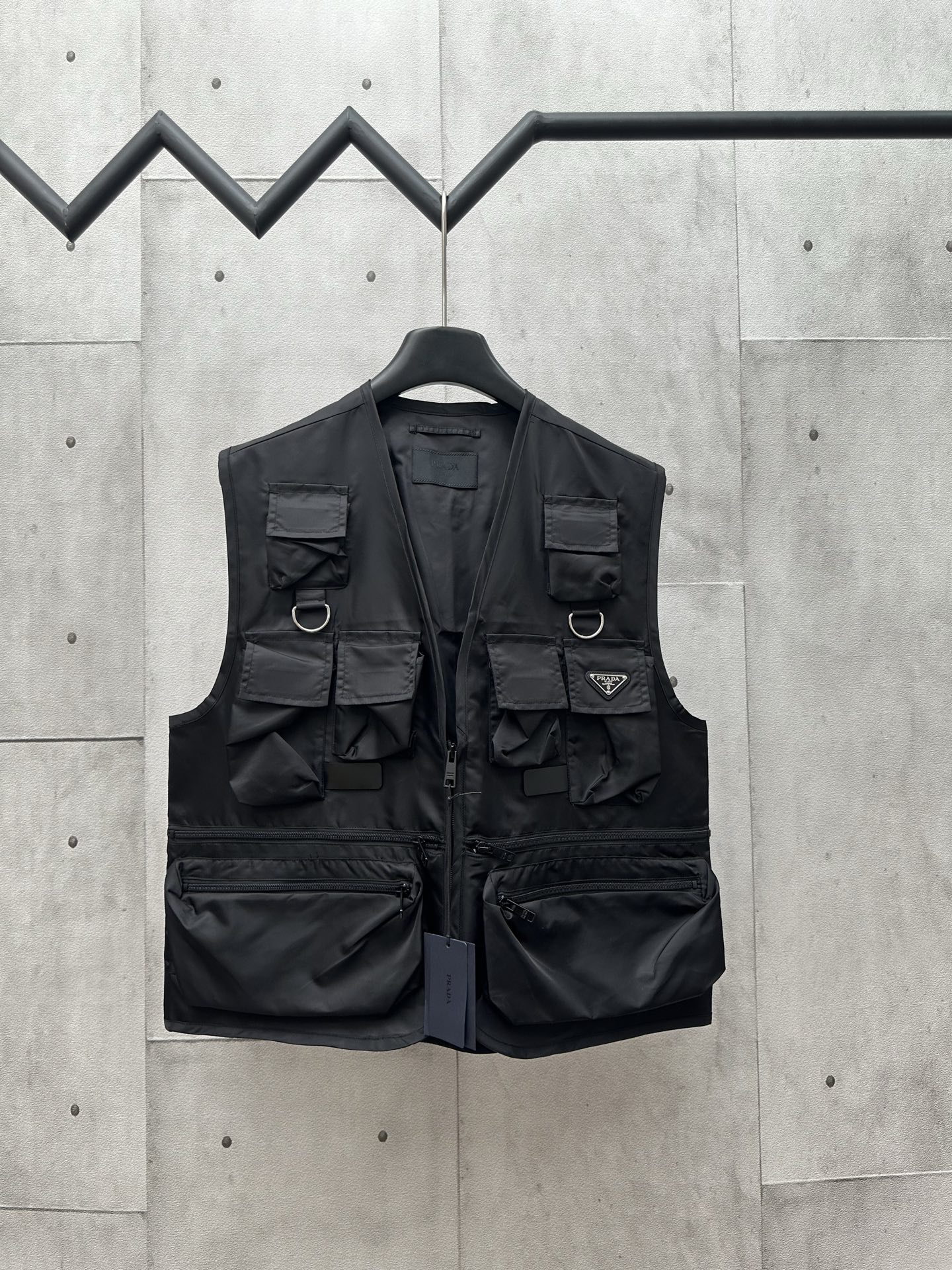 Selección de telas para chalecos de nailon PRADA Workwear: Hecho de tela de nailon icónica, con estructura de tejido de…