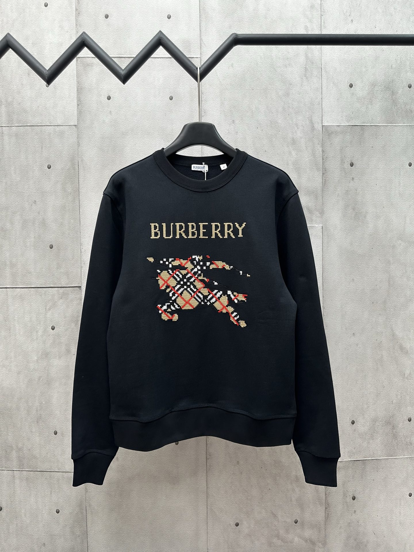La nueva sudadera con cuello redondo bordada con caballo de guerra de otoño e invierno de Burberry 2025ss está hecha de…