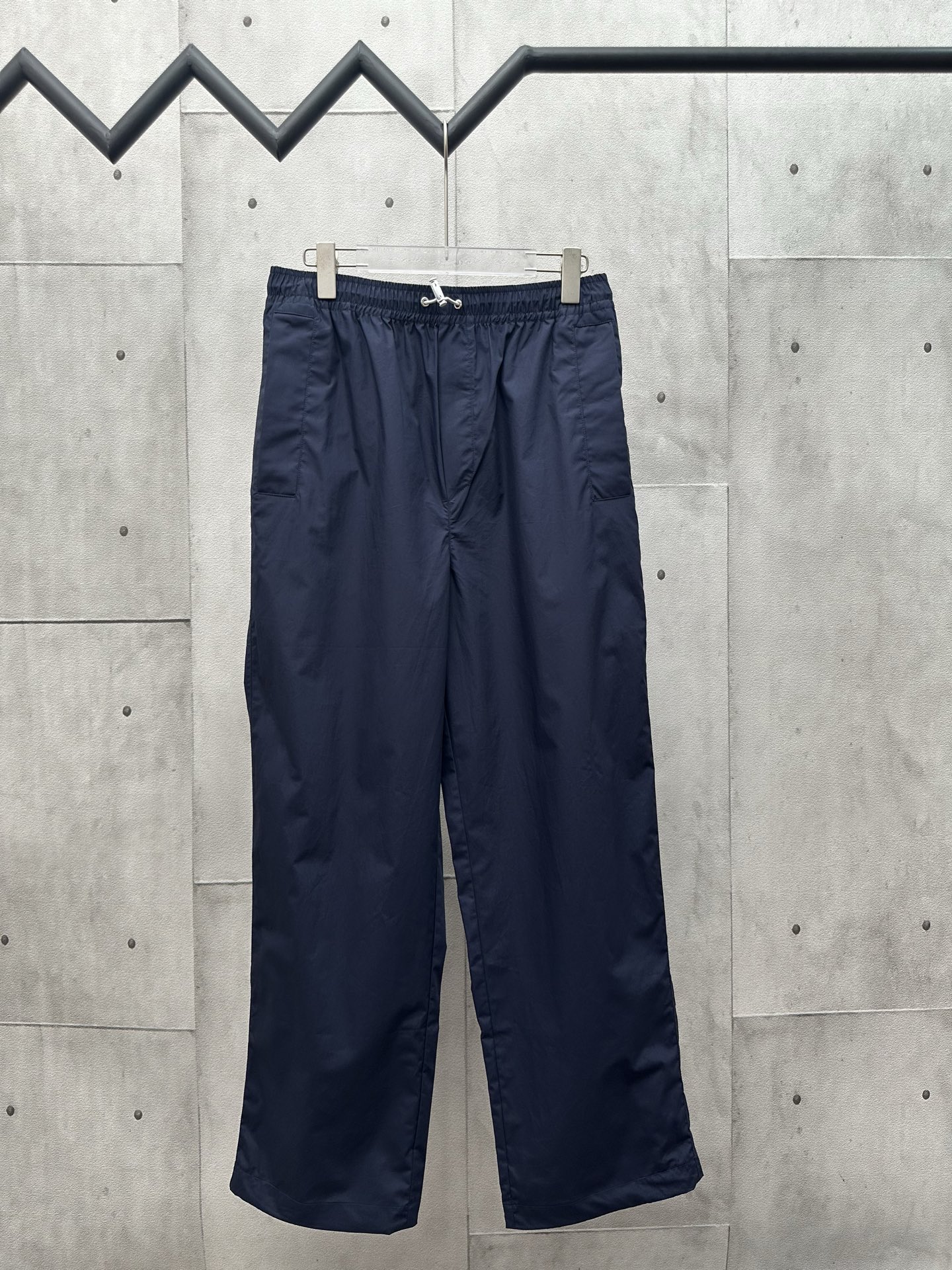 Pantalones de algodón popelín con logo de letras Gucci. Selección de tela: se utiliza fibra de algodón con tejido liso …
