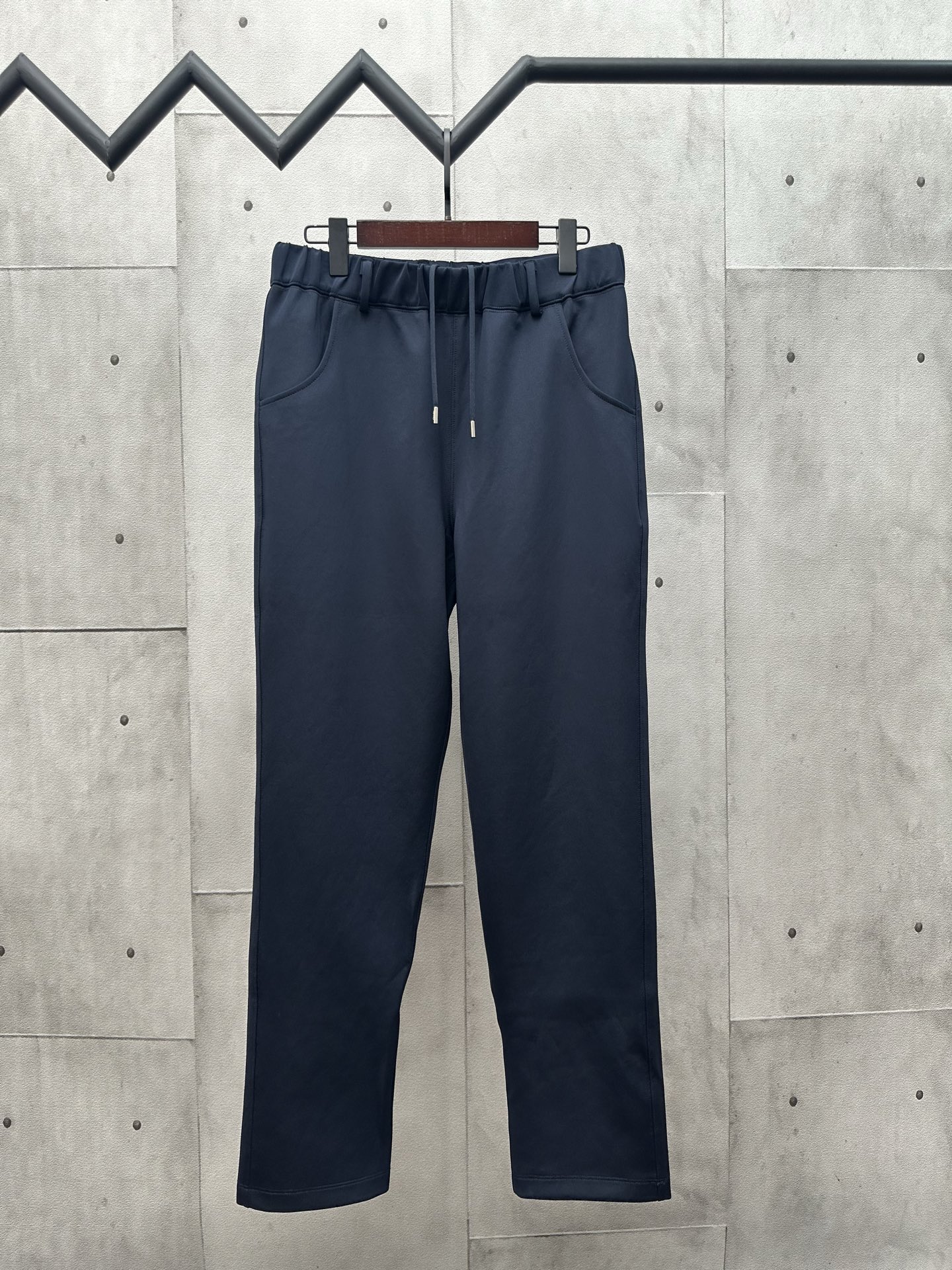 Pantalones con logo triangular de tela adornada de PRADA Selección de telas: tela saludable tejida con 80% de fibra de …
