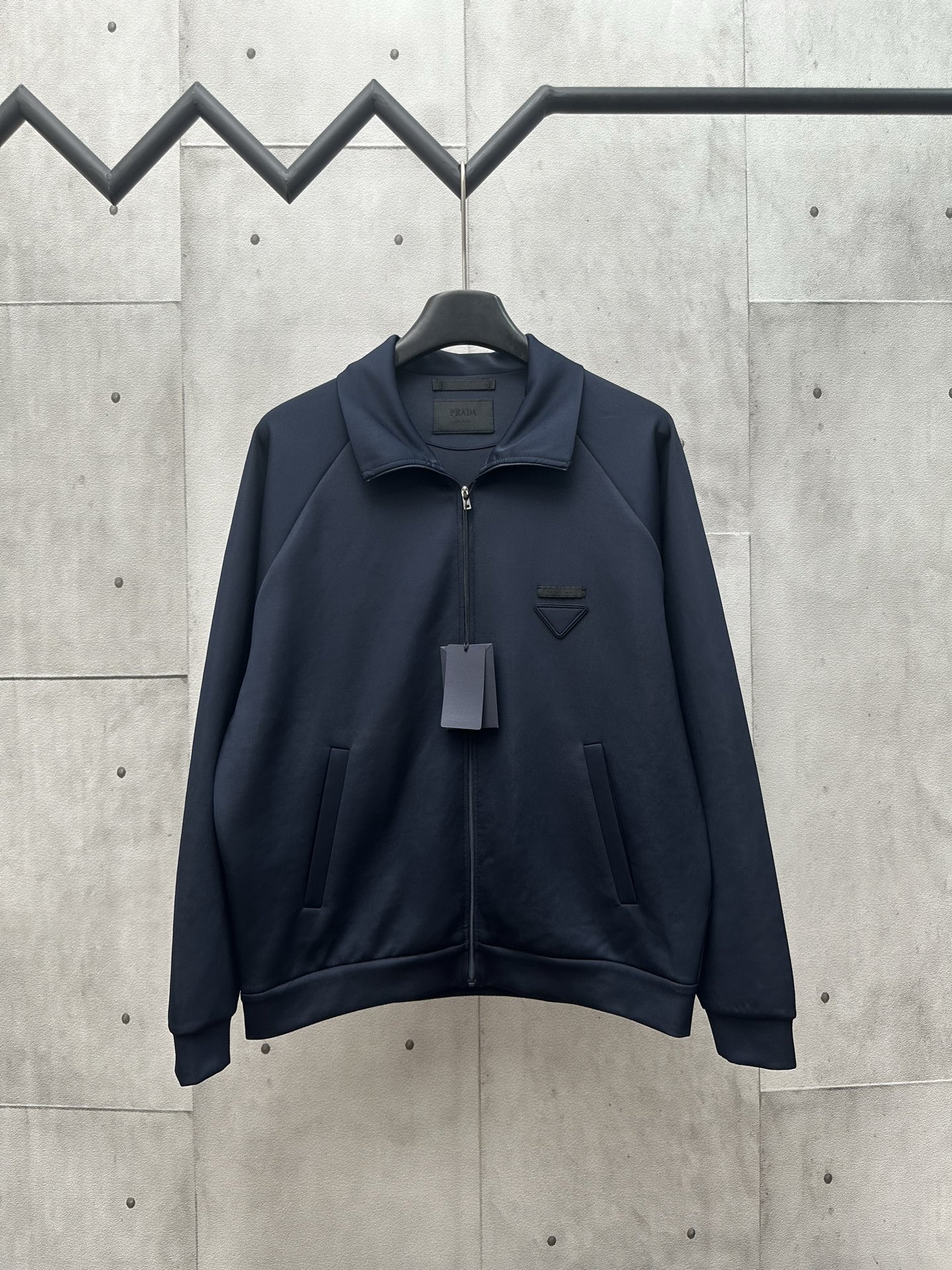 Selección de tela para chaqueta con logotipo triangular PRADA: tela saludable tejida con 80% de fibra de algodón natura…
