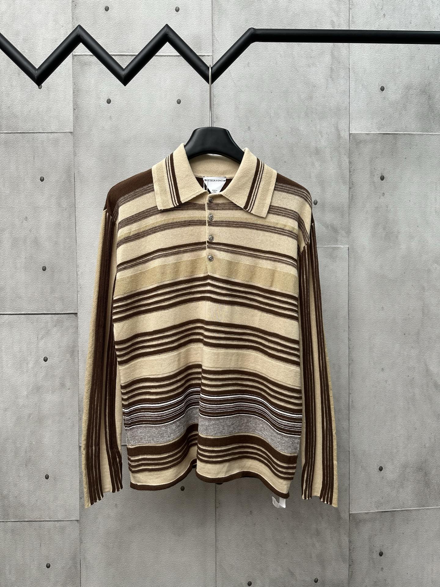 Bottega Veneta Polo de manga larga con botones en el cuello, rayas marrones combinadas. Tallas: S M L