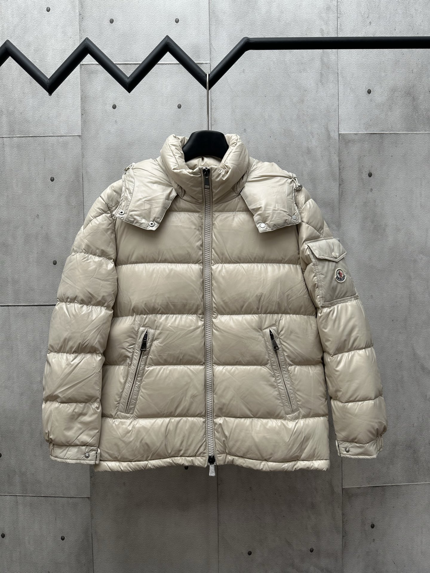 Moncer/蒙可睐 蒙口女款玛雅羽绒服 颜色：米色 尺码：1-4 羽绒：采用新欧标90纯白鹅绒填充，蓬松度高，回弹性好，两层内衬，不跑绒，透绒，提供了很高的保暖效果。 面料：400D亮光尼龙，具备抗污，抗皱，防水和防风的特性，非常耐磨，…