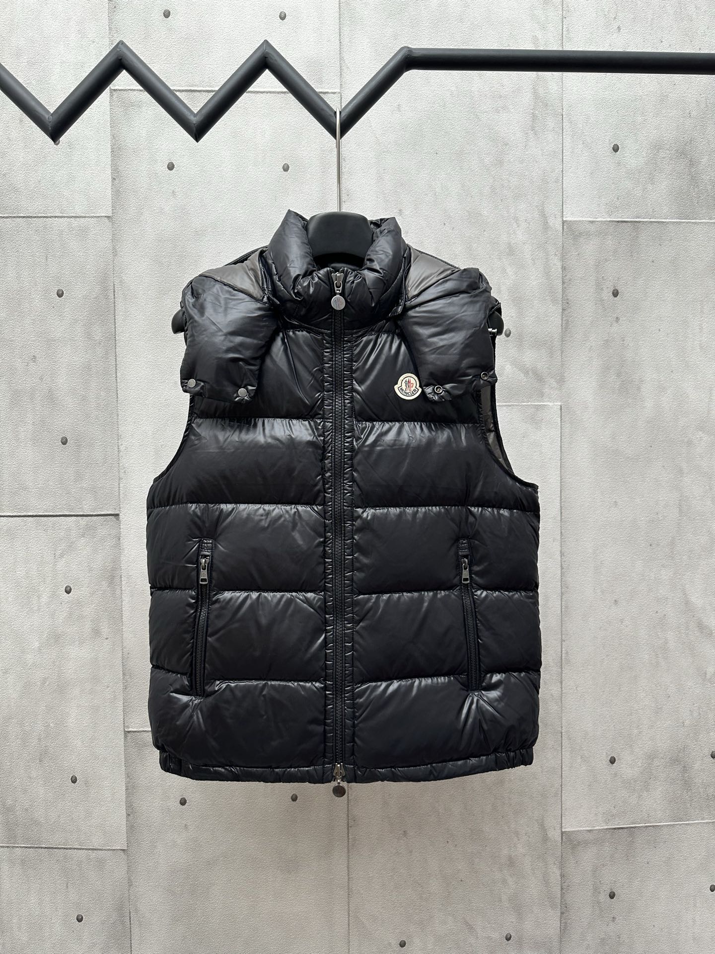 Moncler / Mengkelai 蒙口短款纯色徽标LOGO高领羽绒服马甲 颜色：黑色 羽绒：采用新欧标90纯白鹅绒填充，蓬松度高，回弹性好，两层内衬，不跑绒，透绒，提供了很高的保暖效果。 面料：400D亮光尼龙，具备抗污，抗皱，防水…