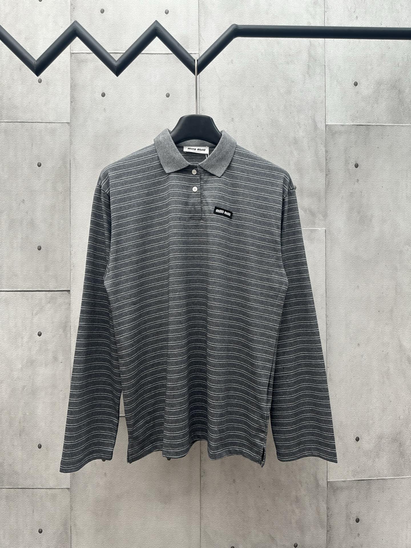 MIU MIU 25SS: polo de manga larga de punto de algodón a rayas. Tejido: personalizado de 60 hilos dobles a rayas, canalé…
