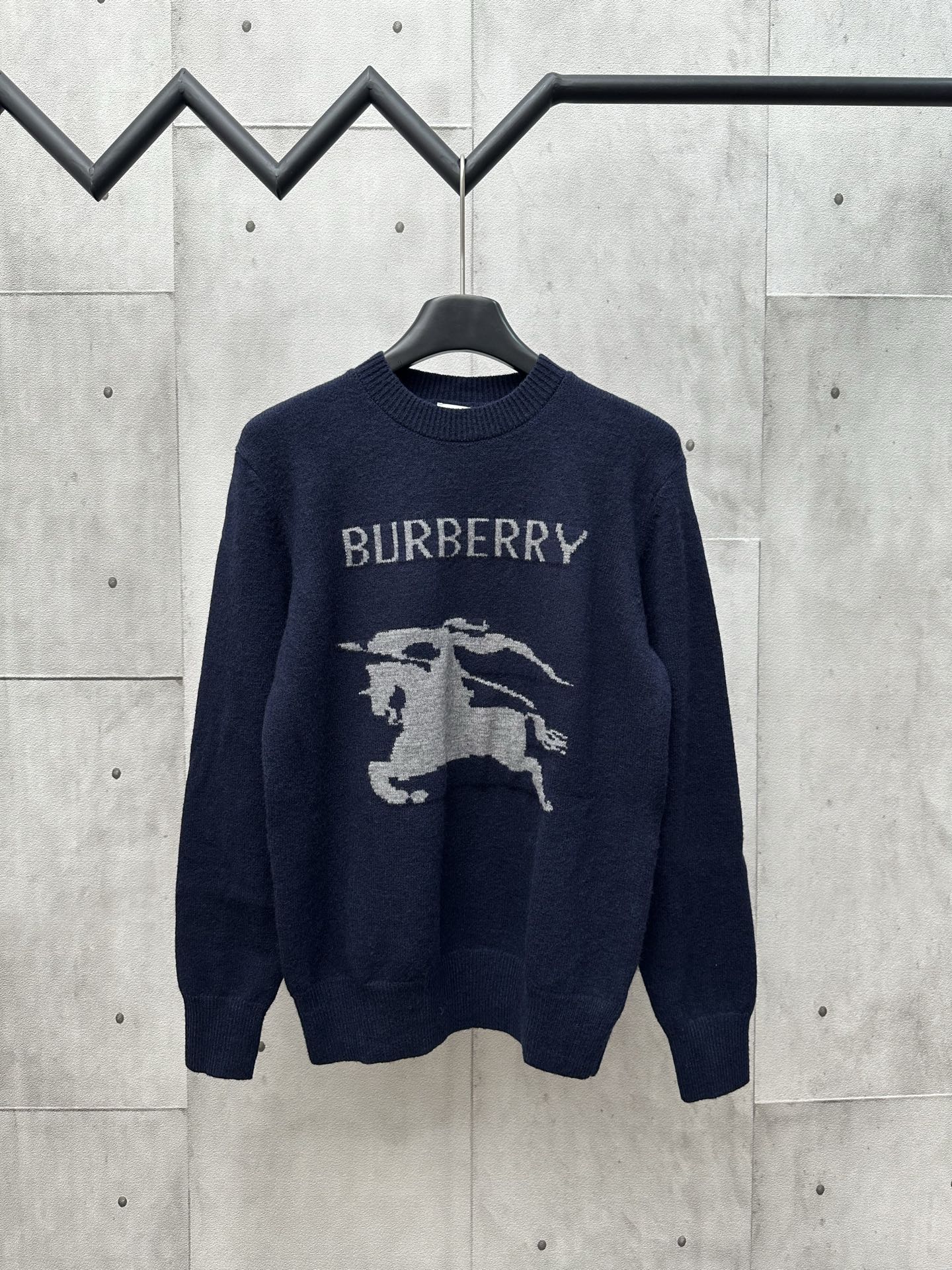El suéter de mezcla de cachemira con logo del caballero ecuestre de Burberry 25ss utiliza equipos avanzados de tejido y…