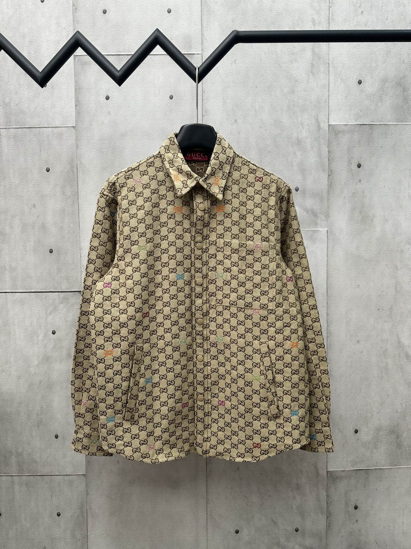 GUCCI 古驰 25ss nueva camisa de jacquard colorida, base camel con pequeño patrón G multicolor, fabricada en Italia, con t…