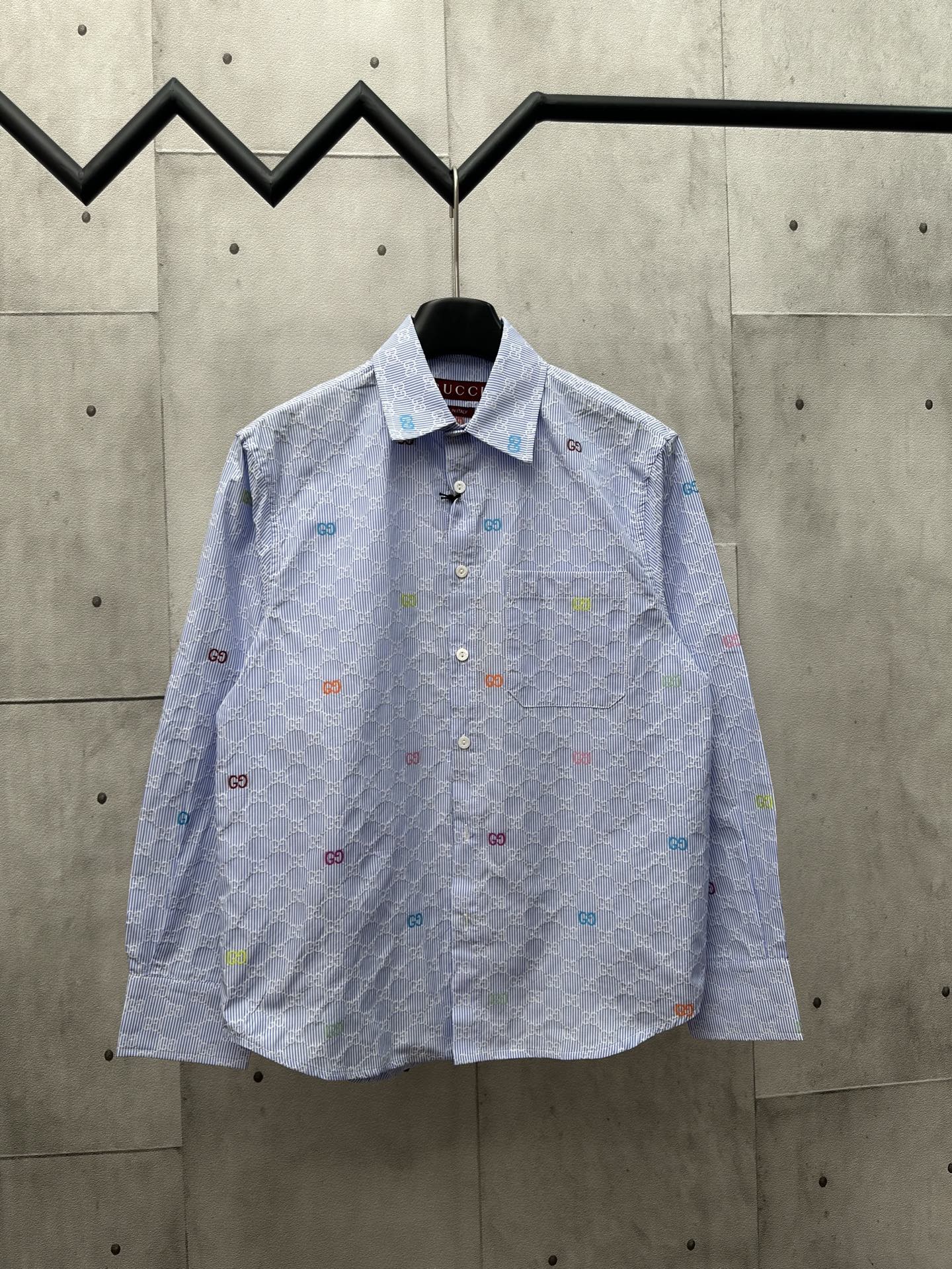Camisa de manga larga de GUCCI de la nueva colección 25SS con jacquard de estampado integral en colores. Confeccionada …