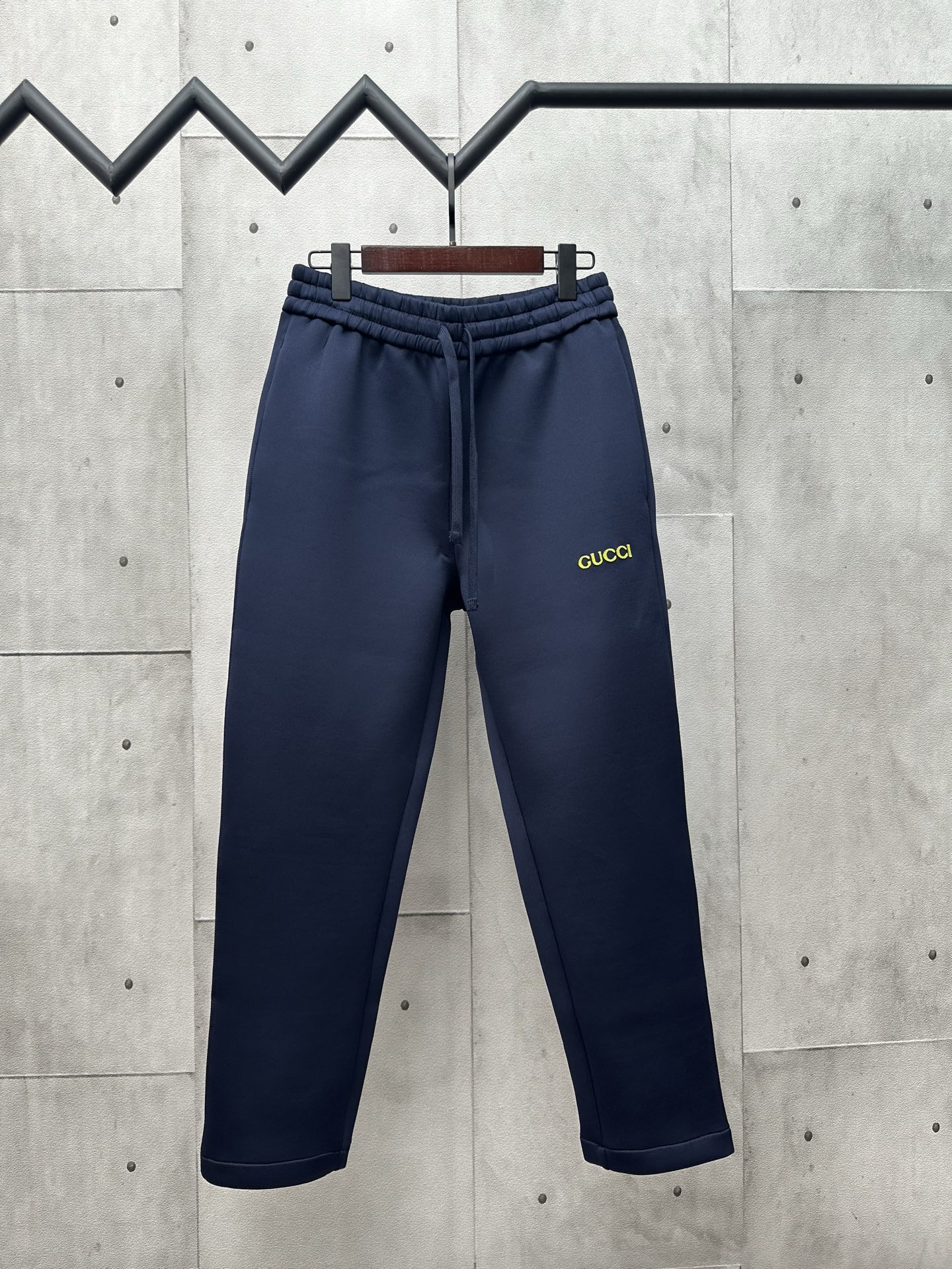 Pantalón deportivo de punto con parche de GUCCI. Selección de tela: utiliza una proporción dorada de 95% viscosa regene…