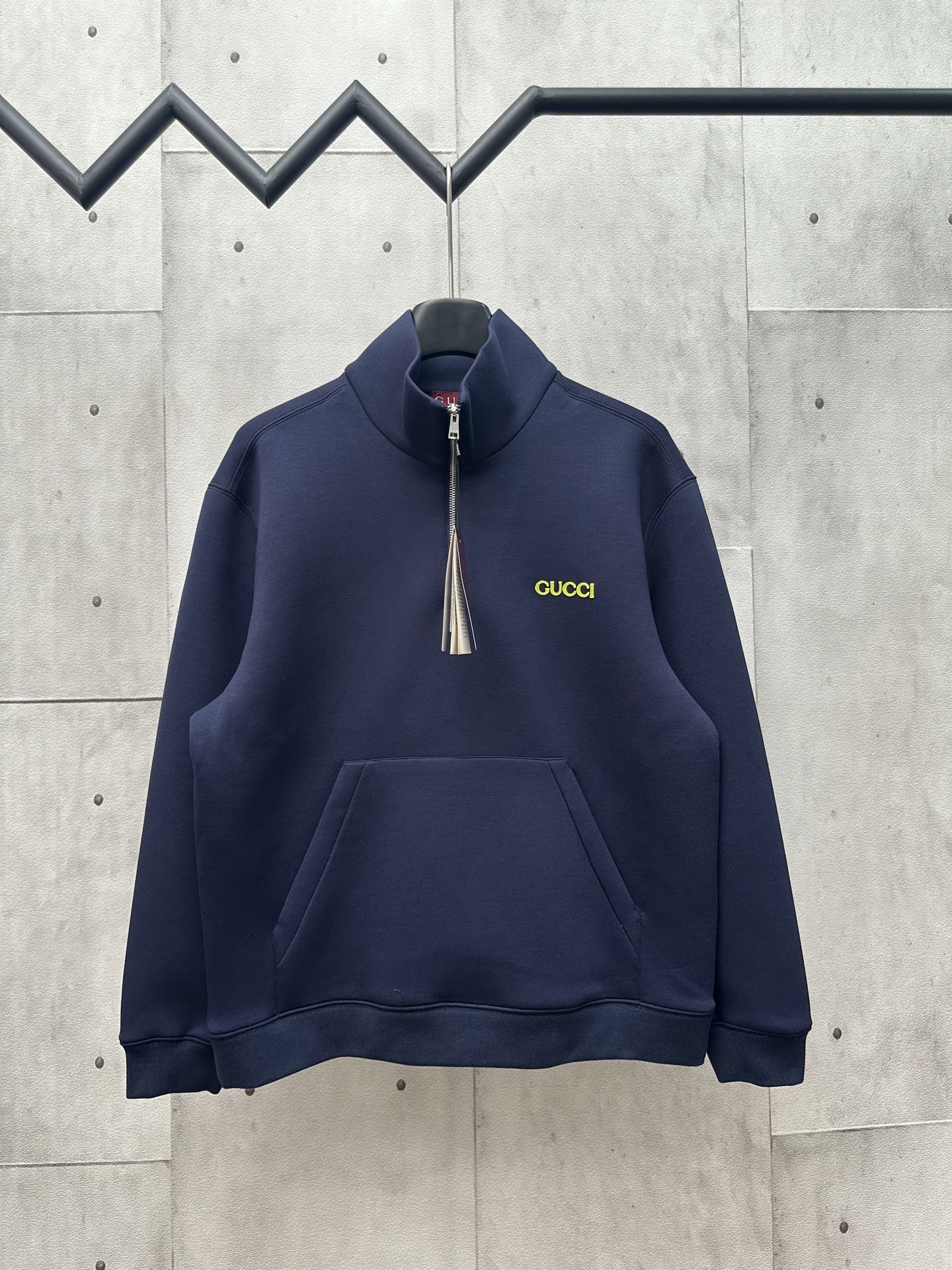 Sudadera con media cremallera y parche de GUCCI. Selección de tela: utiliza una proporción dorada de 95% viscosa regene…