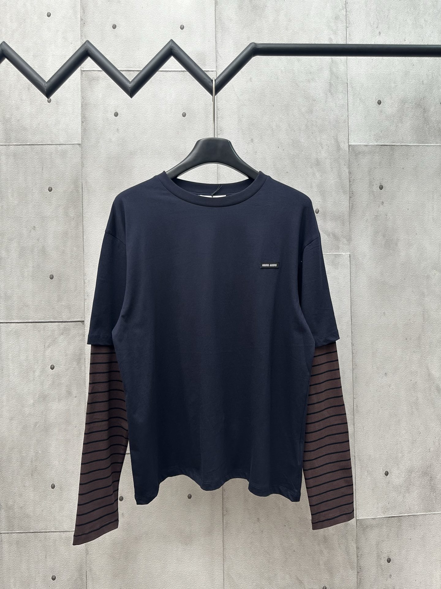Miumiu 25SS pre-otoño nuevo: camiseta de manga larga de doble capa falsa a rayas en azul marino, estilo coleg…