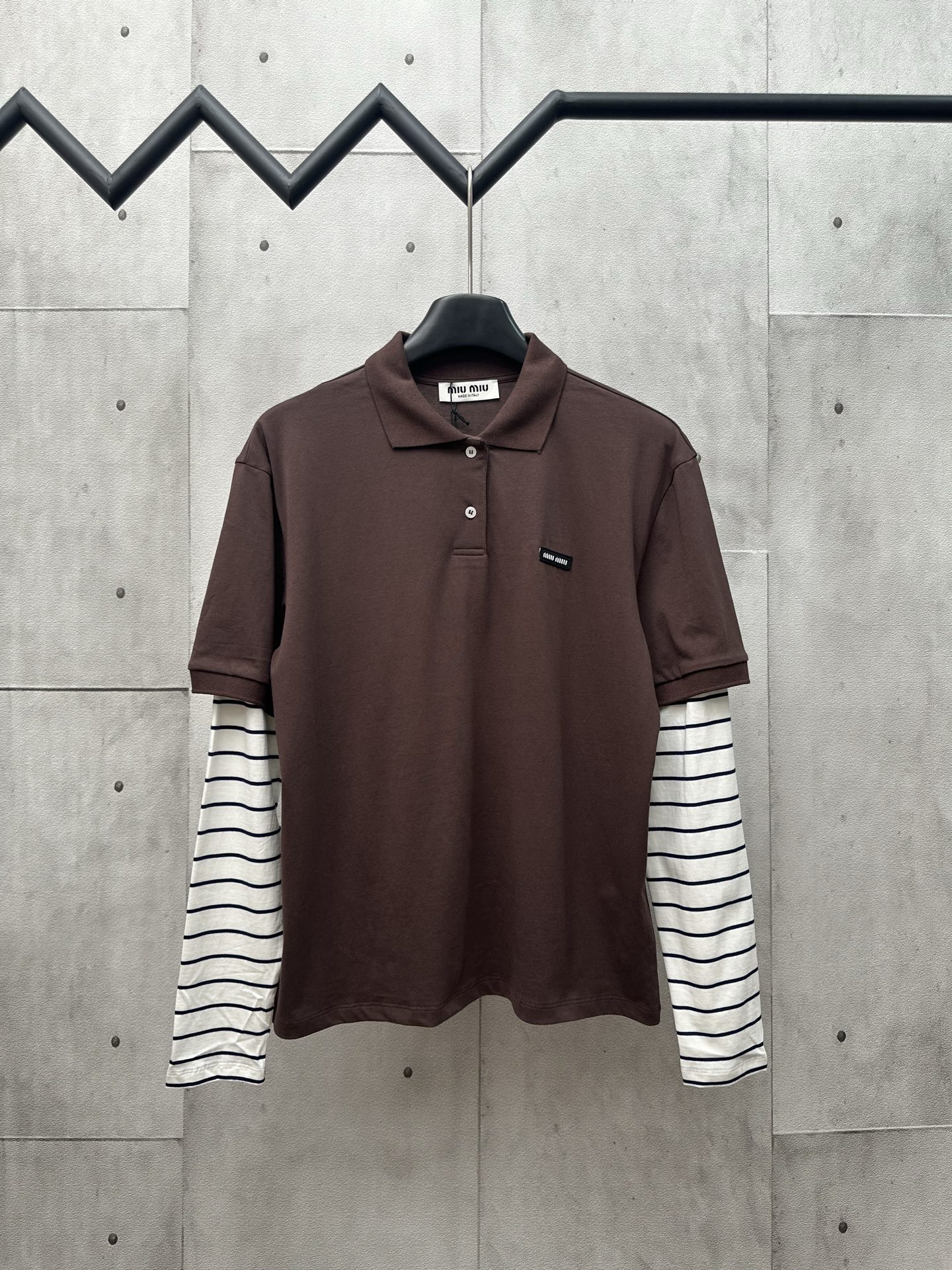 Miumiu 25 pre-otoño nuevo: sudadera con cuello polo de doble capa falsa, mangas a rayas con diseño de doble capa falsa,…