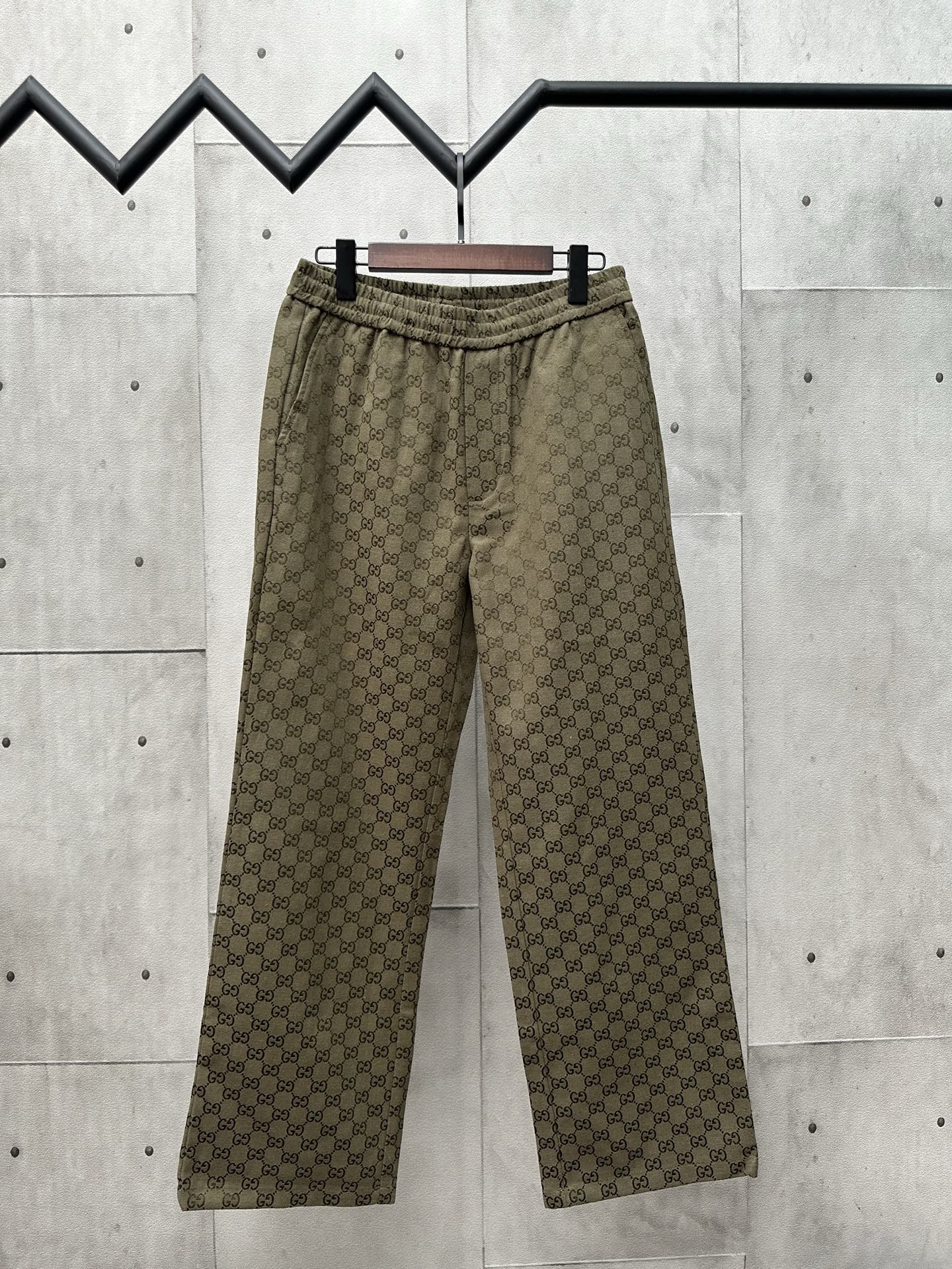Pantalón largo de GUCCI de la nueva colección 25SS de otoño-invierno con jacquard de doble G y estampado integral. Conf…